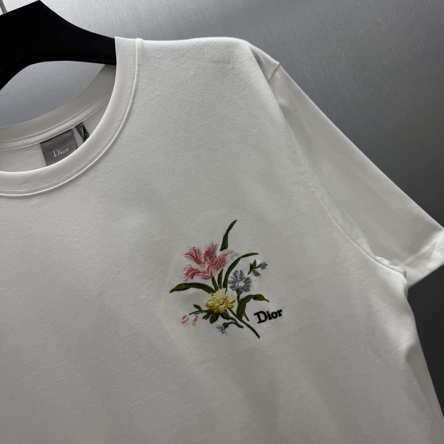 Dior 这款T恤向 Dior 的精湛工艺致敬 采用黑色棉质平纹针织面料精心制作 饰以 Dior Secret Garden 图案