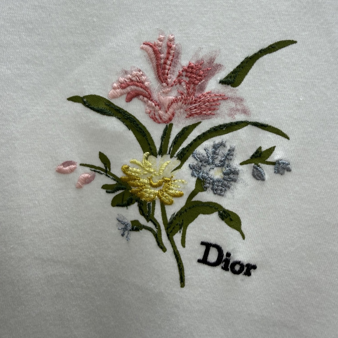 Dior 这款T恤向 Dior 的精湛工艺致敬 采用黑色棉质平纹针织面料精心制作 饰以 Dior Secret Garden 图案