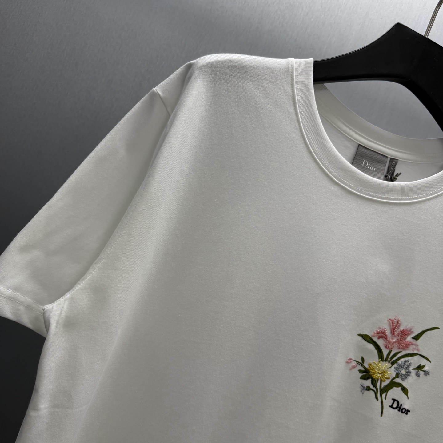 Dior 这款T恤向 Dior 的精湛工艺致敬 采用黑色棉质平纹针织面料精心制作 饰以 Dior Secret Garden 图案