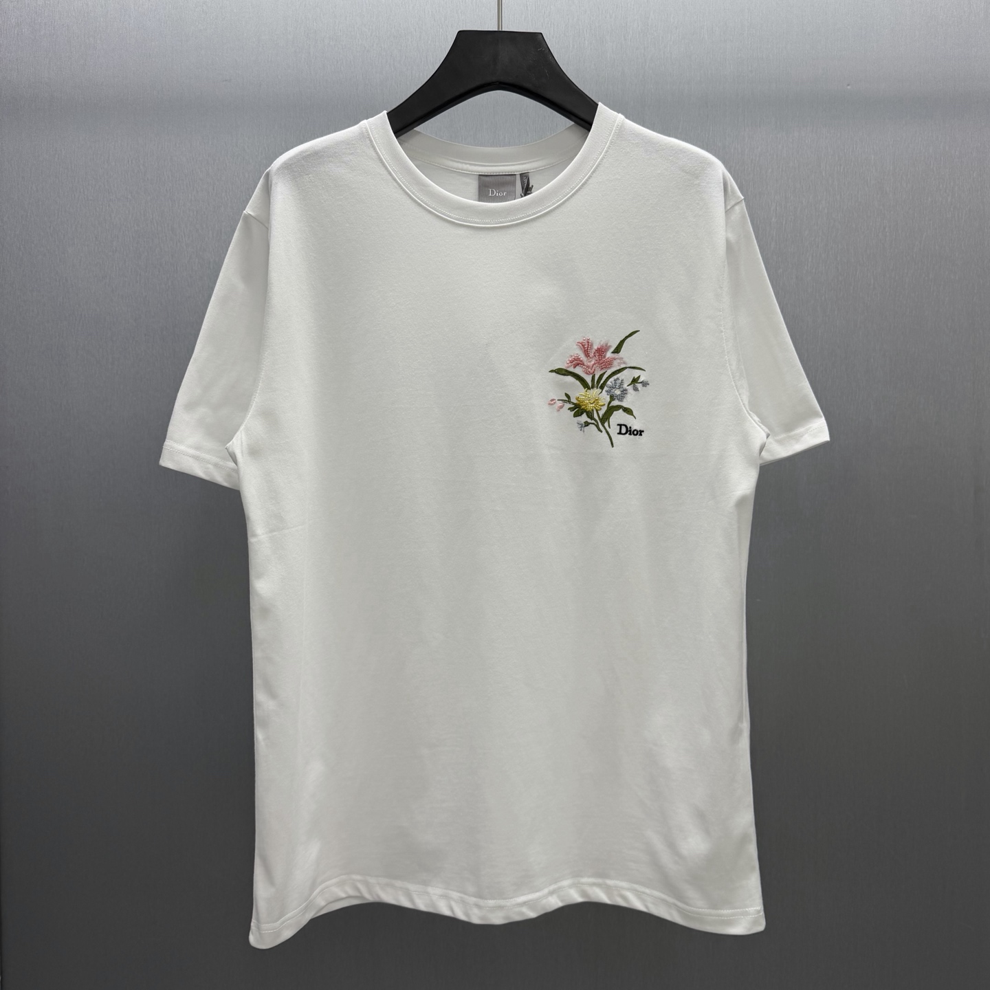 Dior 这款T恤向 Dior 的精湛工艺致敬 采用黑色棉质平纹针织面料精心制作 饰以 Dior Secret Garden 图案