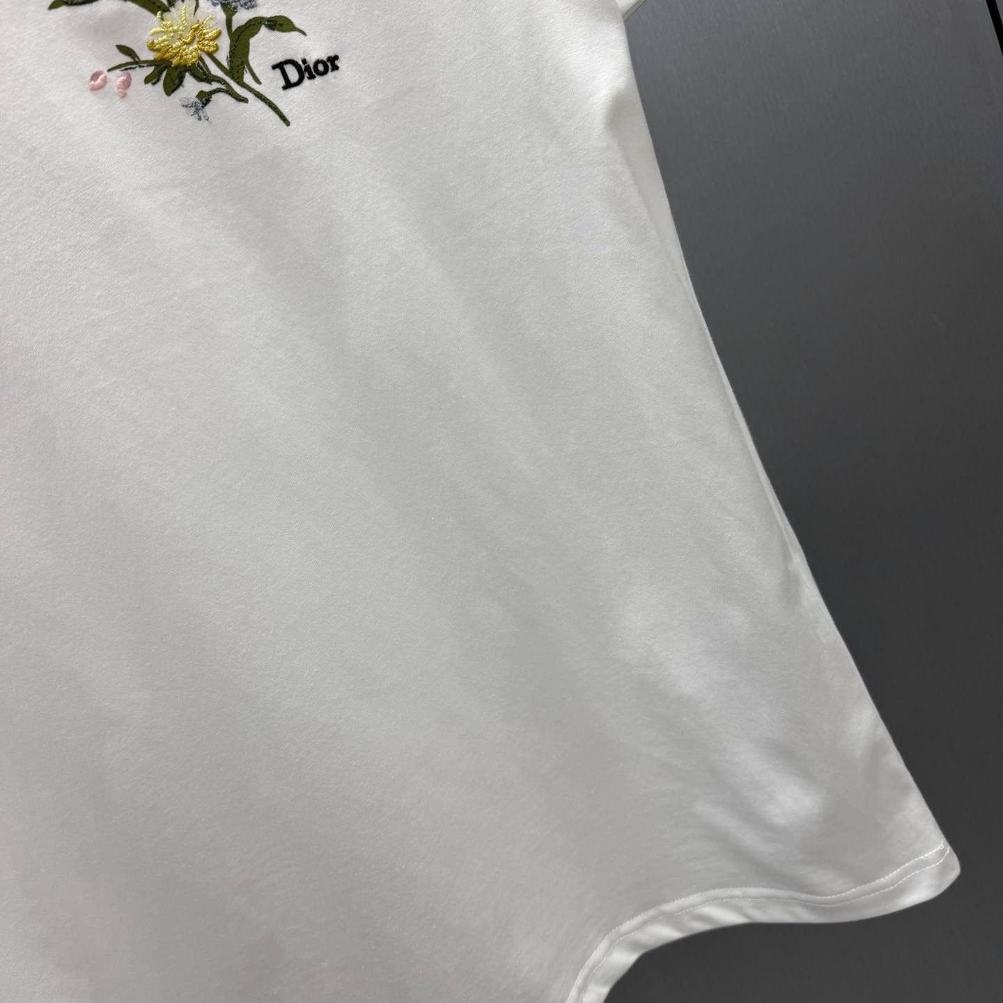 Dior 这款T恤向 Dior 的精湛工艺致敬 采用黑色棉质平纹针织面料精心制作 饰以 Dior Secret Garden 图案