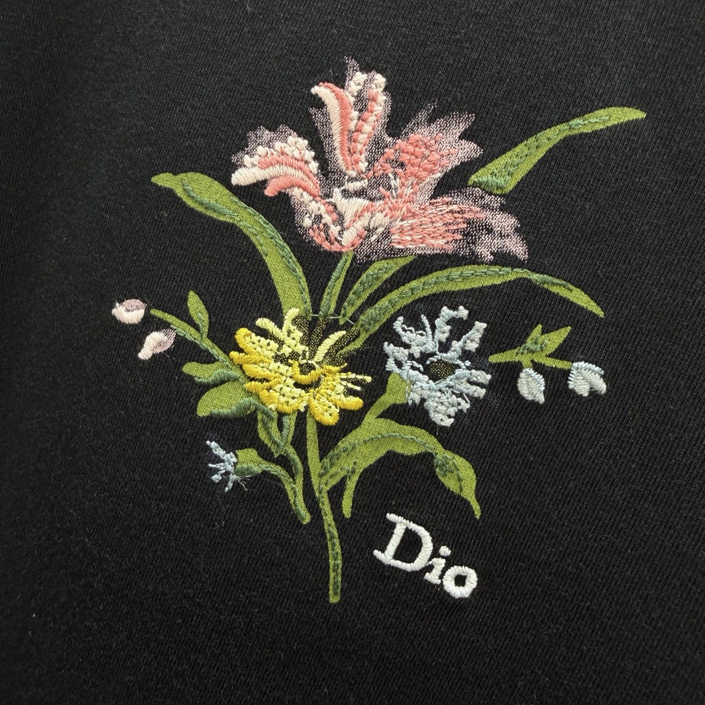 Dior 这款T恤向 Dior 的精湛工艺致敬 采用黑色棉质平纹针织面料精心制作 饰以 Dior Secret Garden 图案