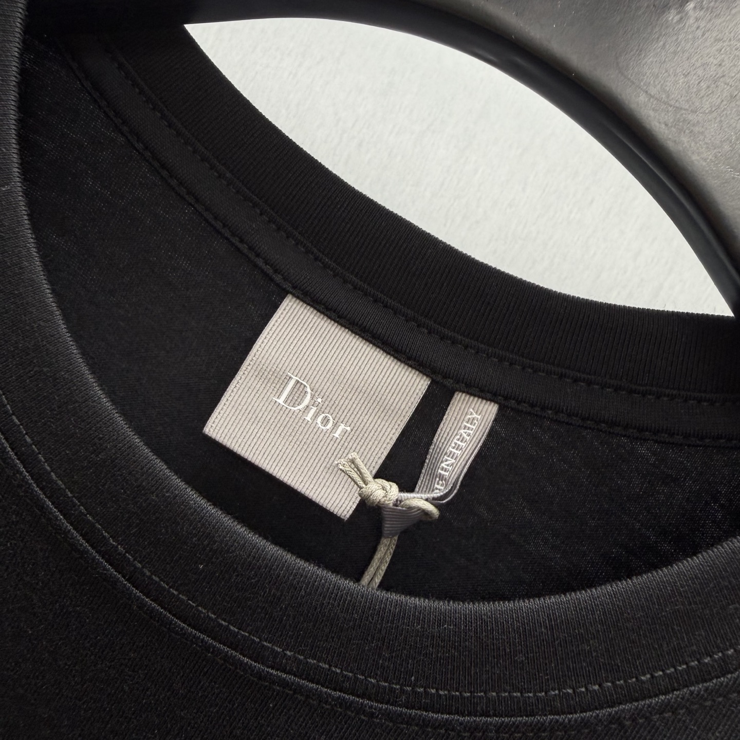 Dior 这款T恤向 Dior 的精湛工艺致敬 采用黑色棉质平纹针织面料精心制作 饰以 Dior Secret Garden 图案
