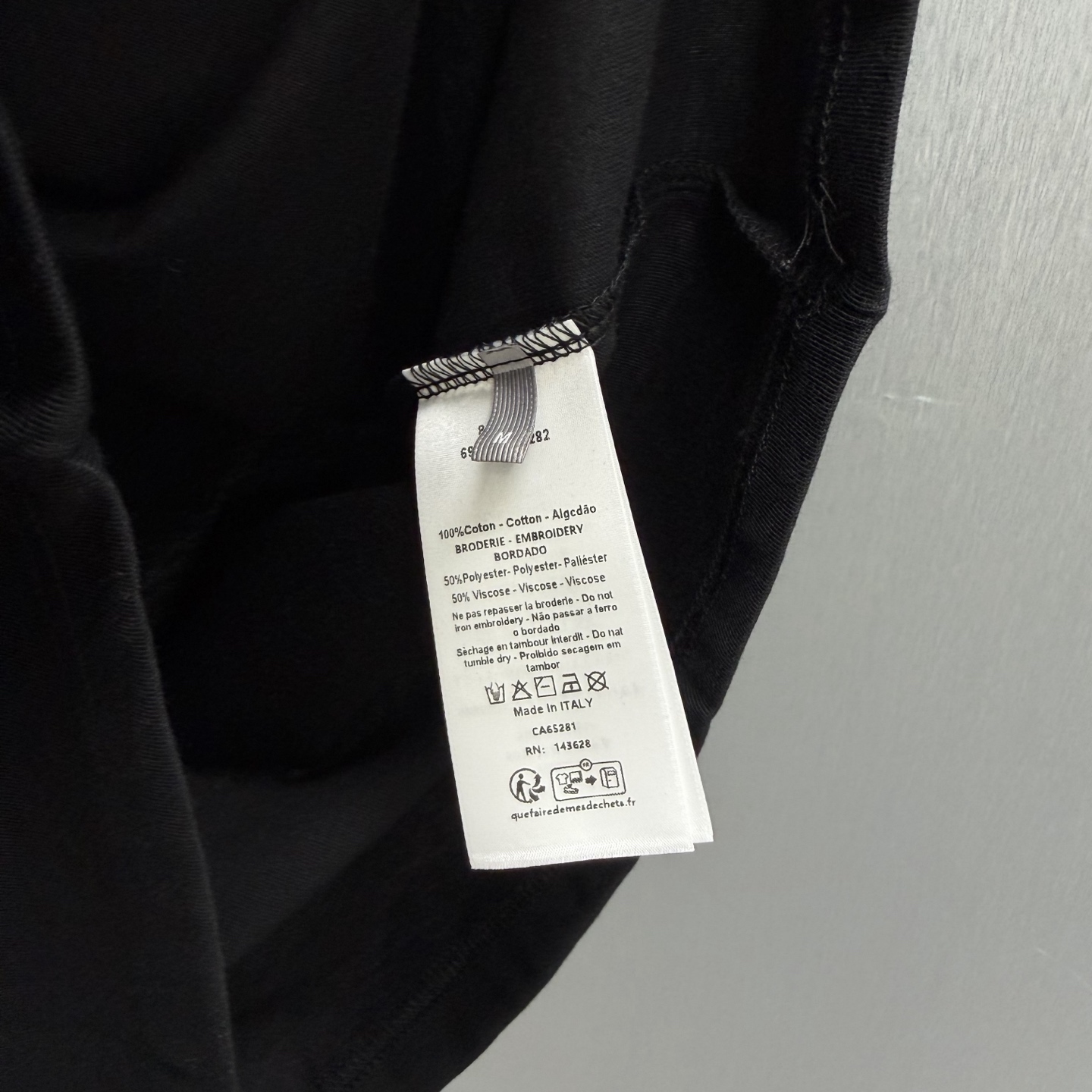 Dior 这款T恤向 Dior 的精湛工艺致敬 采用黑色棉质平纹针织面料精心制作 饰以 Dior Secret Garden 图案