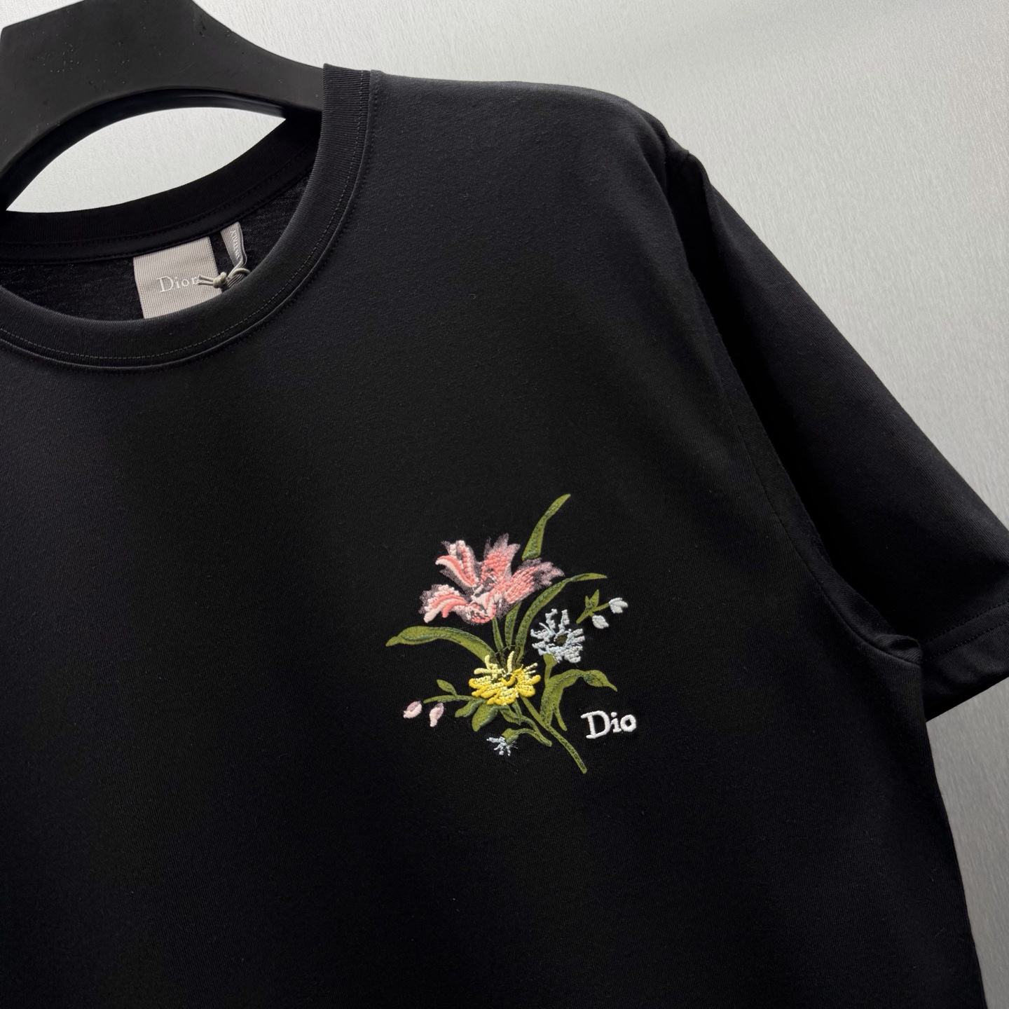 Dior 这款T恤向 Dior 的精湛工艺致敬 采用黑色棉质平纹针织面料精心制作 饰以 Dior Secret Garden 图案
