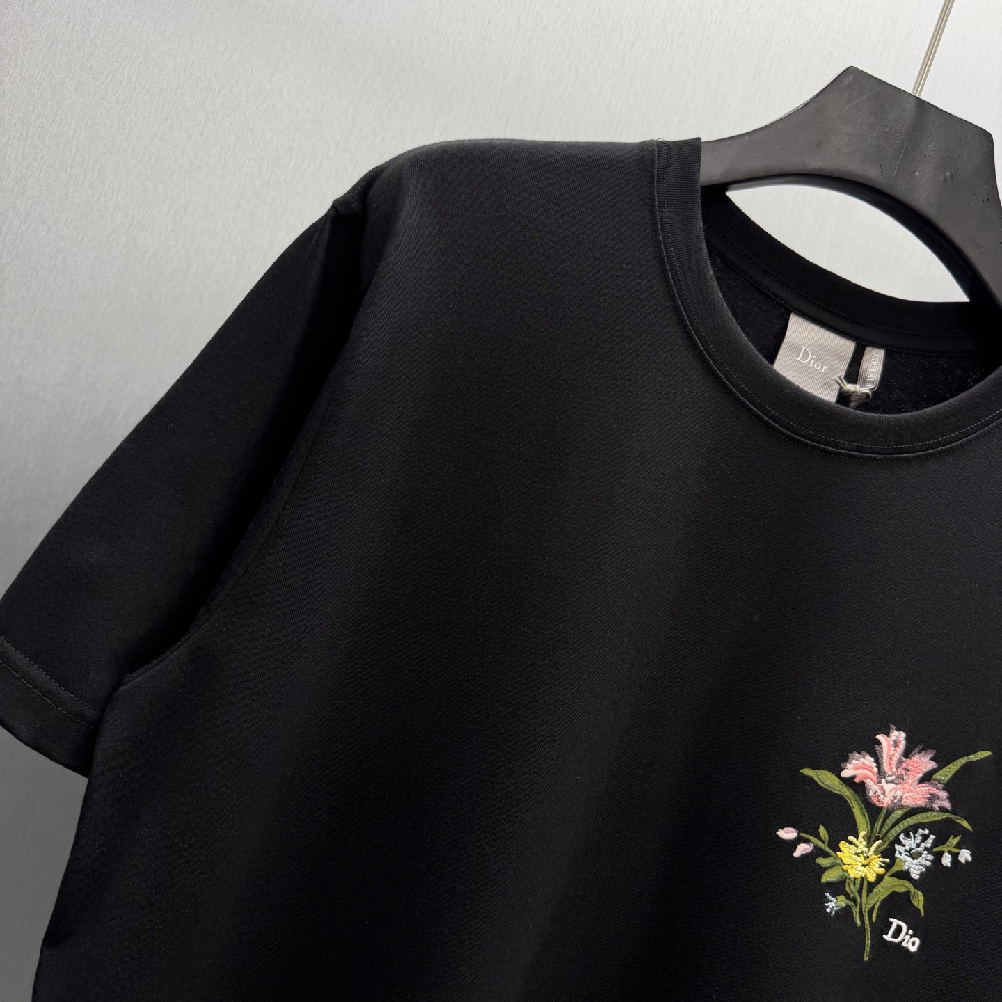 Dior 这款T恤向 Dior 的精湛工艺致敬 采用黑色棉质平纹针织面料精心制作 饰以 Dior Secret Garden 图案