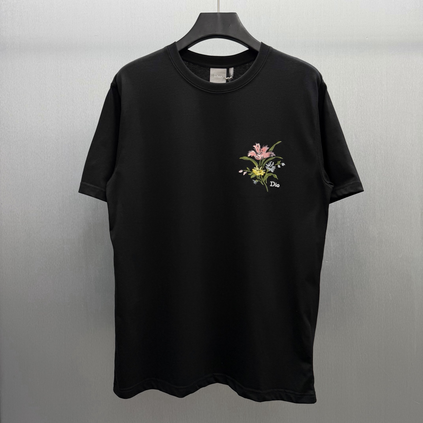 Dior 这款T恤向 Dior 的精湛工艺致敬 采用黑色棉质平纹针织面料精心制作 饰以 Dior Secret Garden 图案