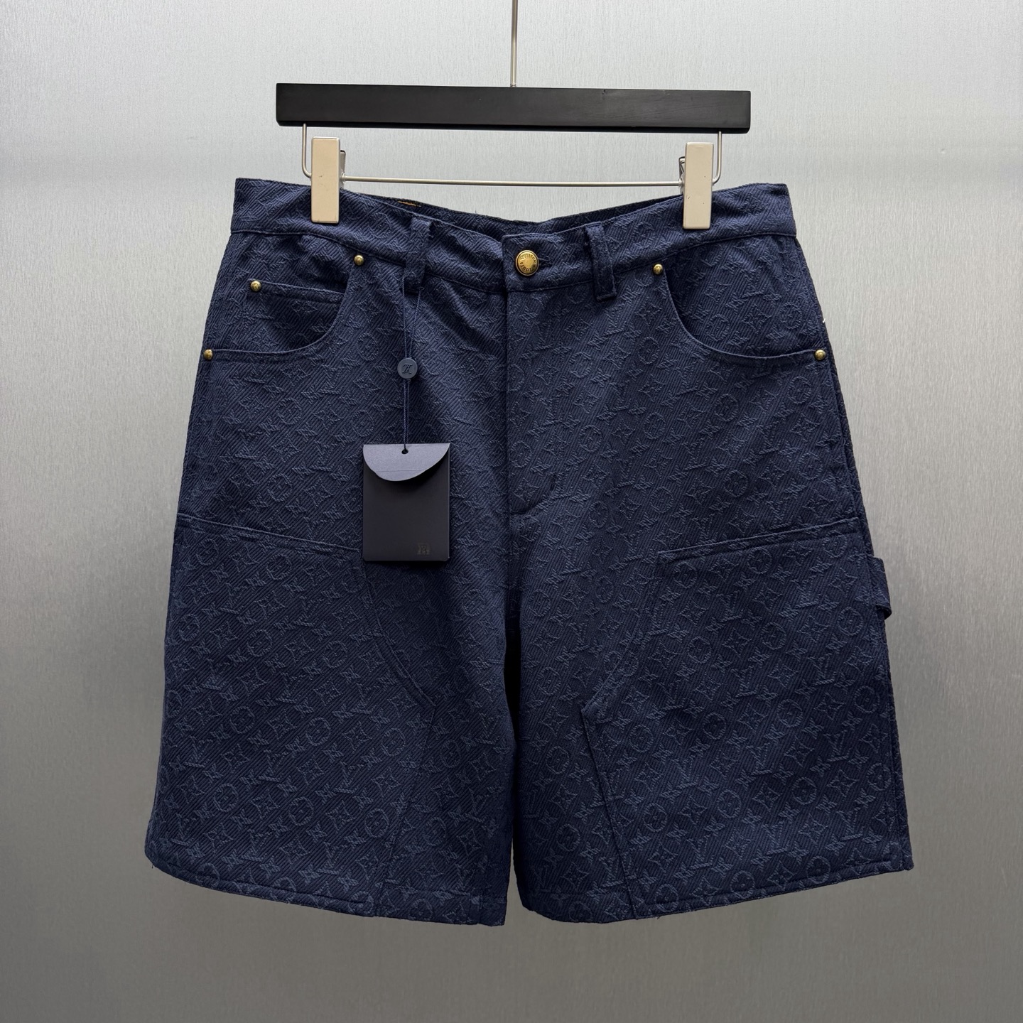 P190 🧧LU Monogram jacquard denim multi-pocket cargo shorts Size: S-XL Navy blue jacquard fabric with subtle pattern, f…
