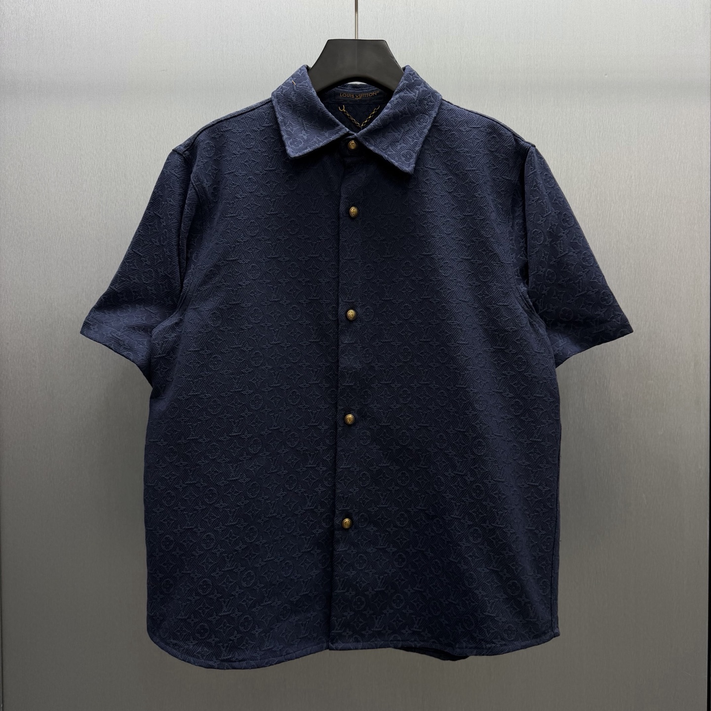 P195 🧧LU Camisa vaquera de manga corta con jacquard Monogram Talla: S-XL Tejido jacquard azul oscuro con motivo sutil,…