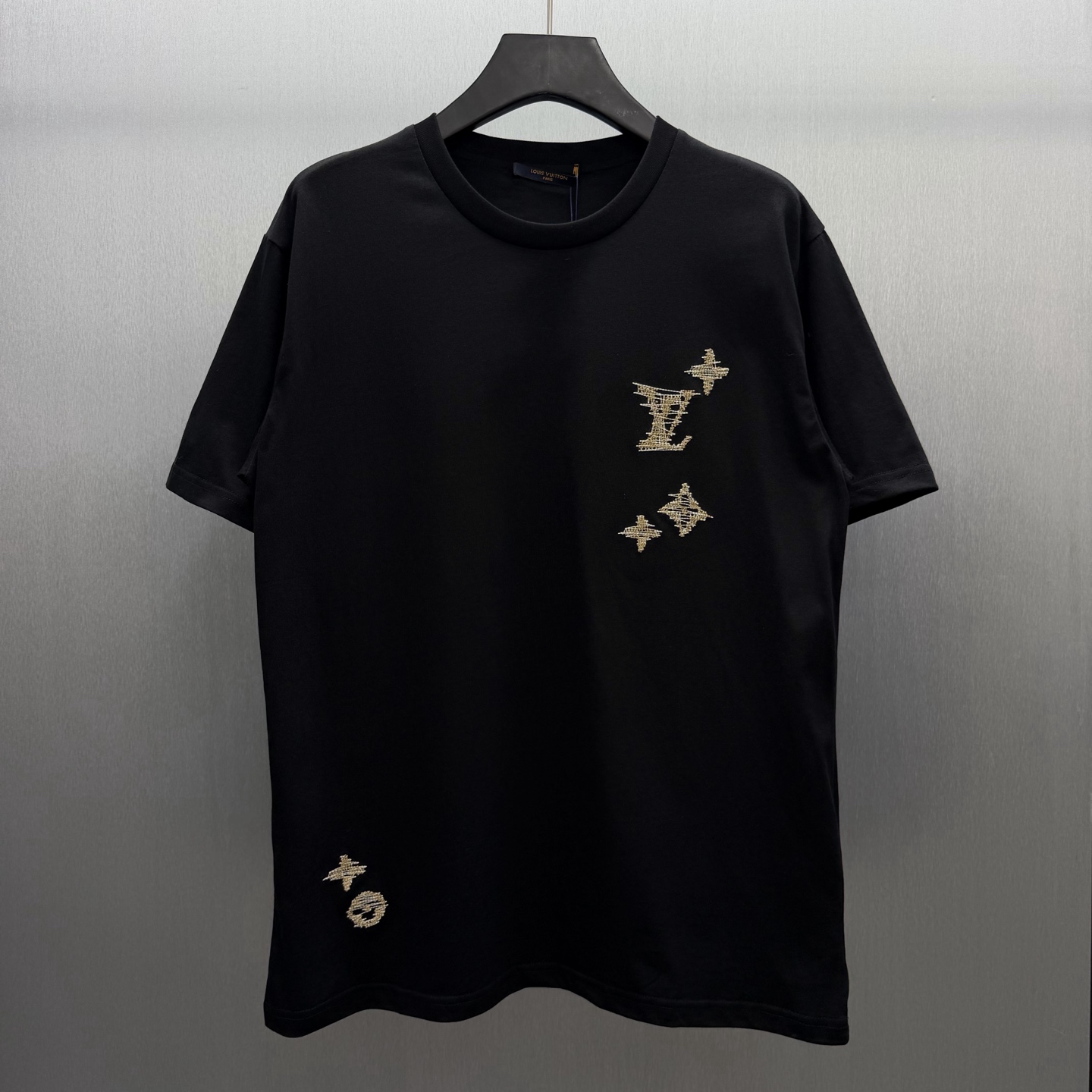 P105 🧧 LU Camiseta de manga corta con bordado de hilo bicolor Talla: S-XL Esta ligera camiseta de verano está confecci…