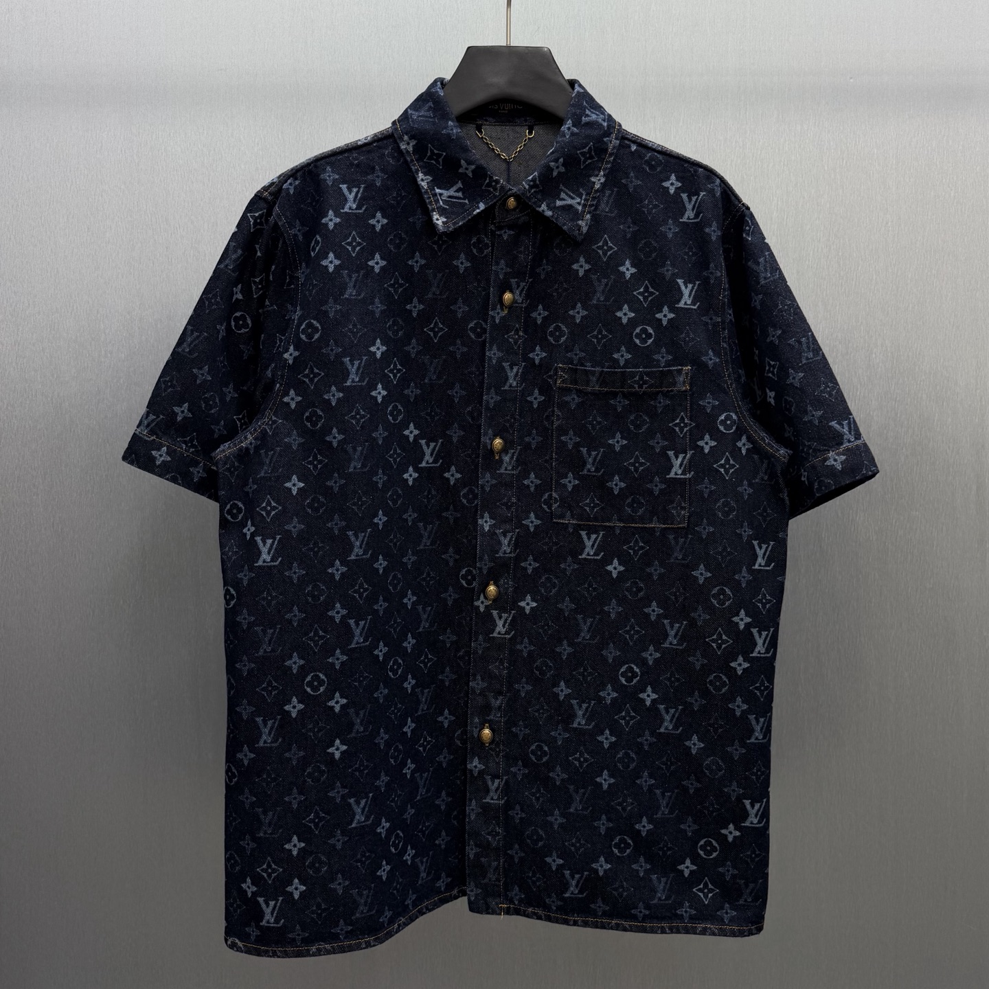 P195 🧧LU Azul noche Camisa vaquera de manga corta con Monogram Talla: S-XL Esta clásica camisa de denim de manga corta…