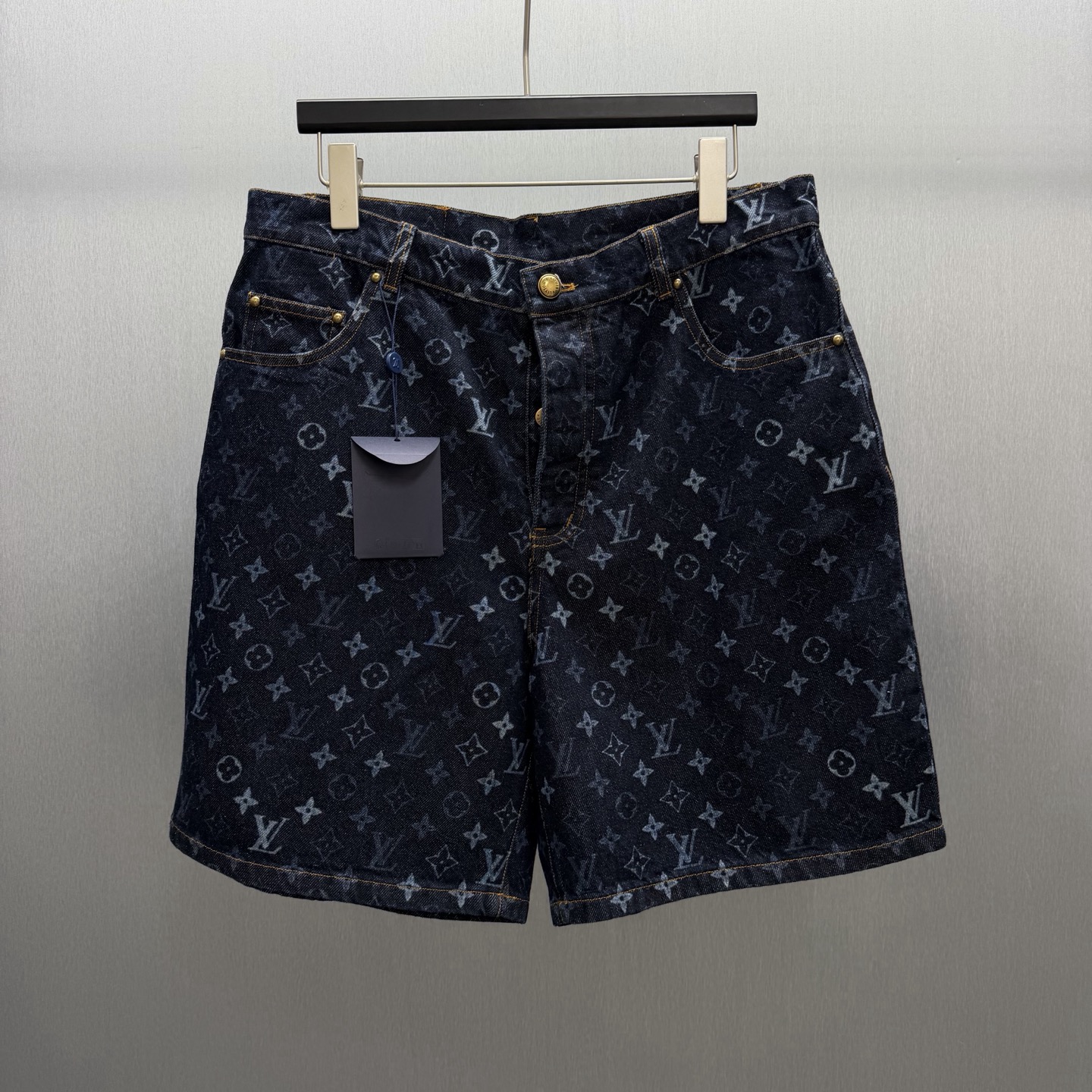 P185 🧧LU Azul noche Shorts vaqueros con Monogram Talla: S-XL Como prenda esencial del armario de verano, estos shorts …