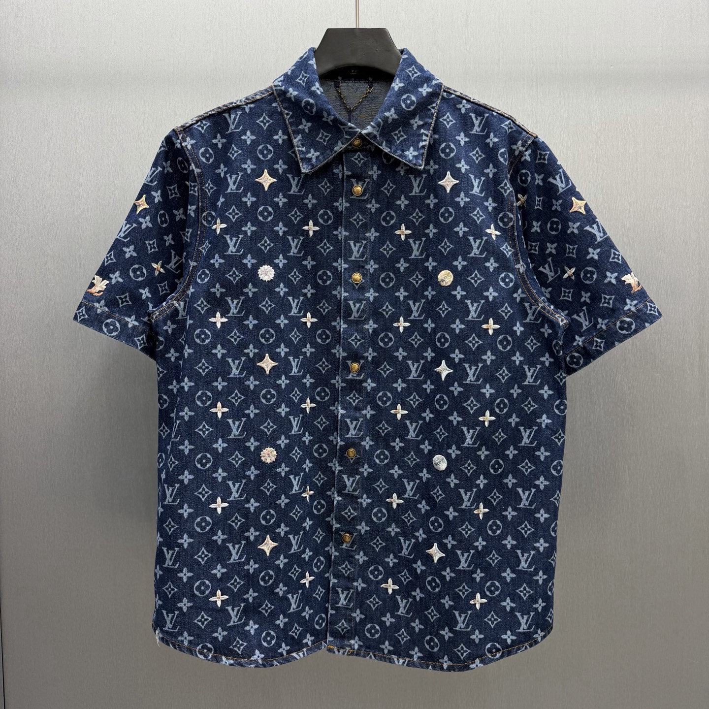 P260 🧧LU Camisa corta de mezclilla bordada Talla: S-XL. Usando el clásico denim Monogram como lienzo, los bordados de …