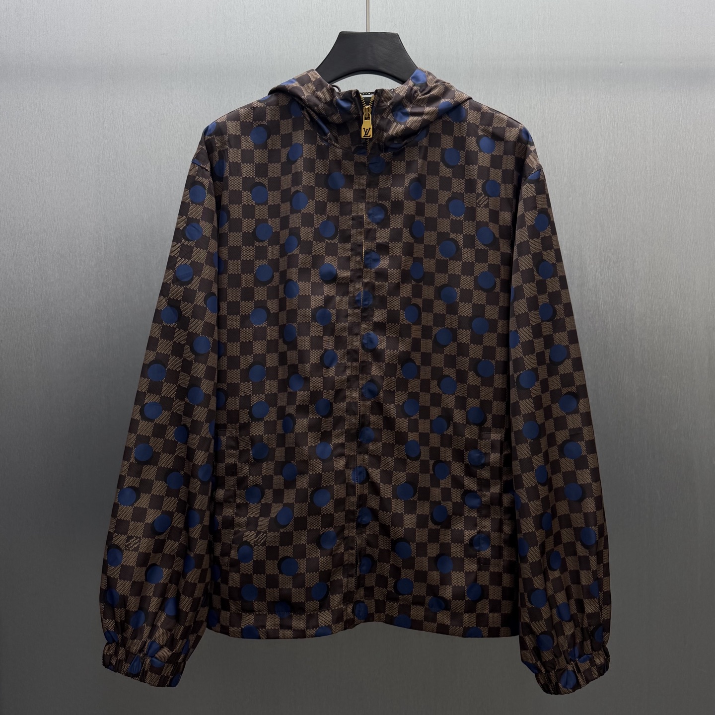 P280 🧧LU Chaqueta cortavientos con lunares y cuadros Talla: S-XL. Esta chaqueta impermeable y cortavientos destaca con…
