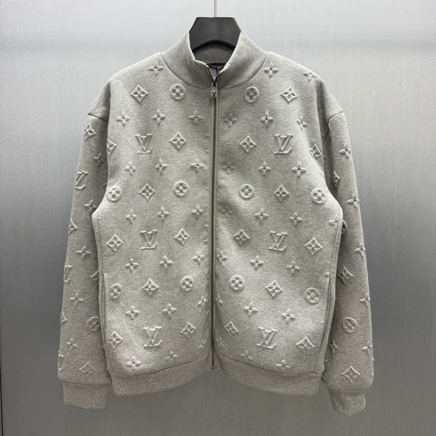 P300 🧧LU Chaqueta deportiva con cremallera y textura gofrada gris caballero. Tallas: S-XL. Esta sudadera de punto de a…