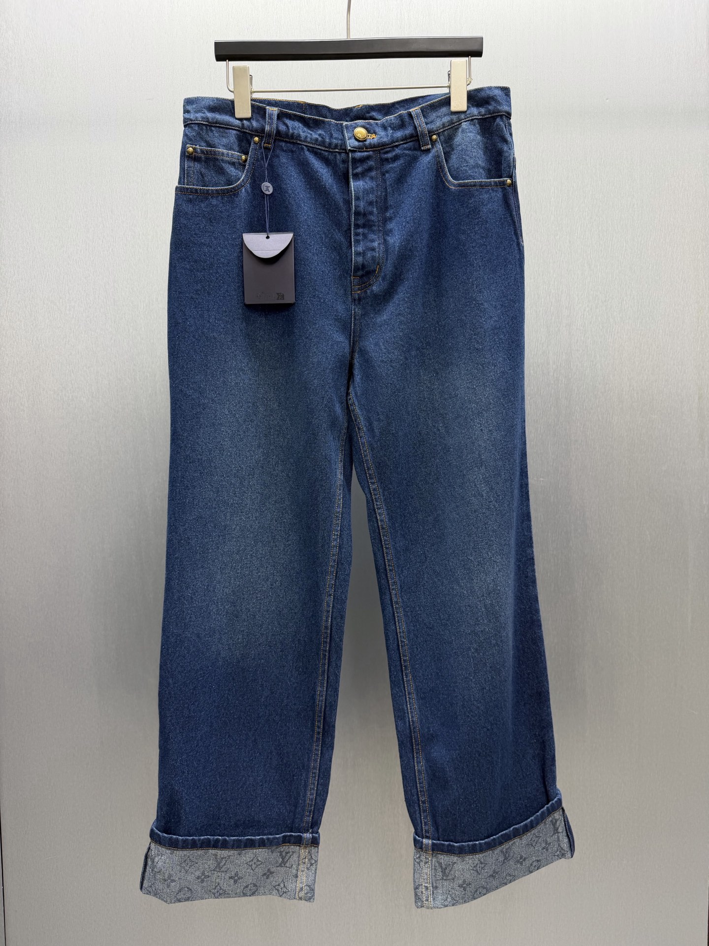 P210 🧧LU Pantalones vaqueros de pata ancha con vuelta y estampado Monogram. Tallas: S-XL. Seleccionamos tejido vaquero…
