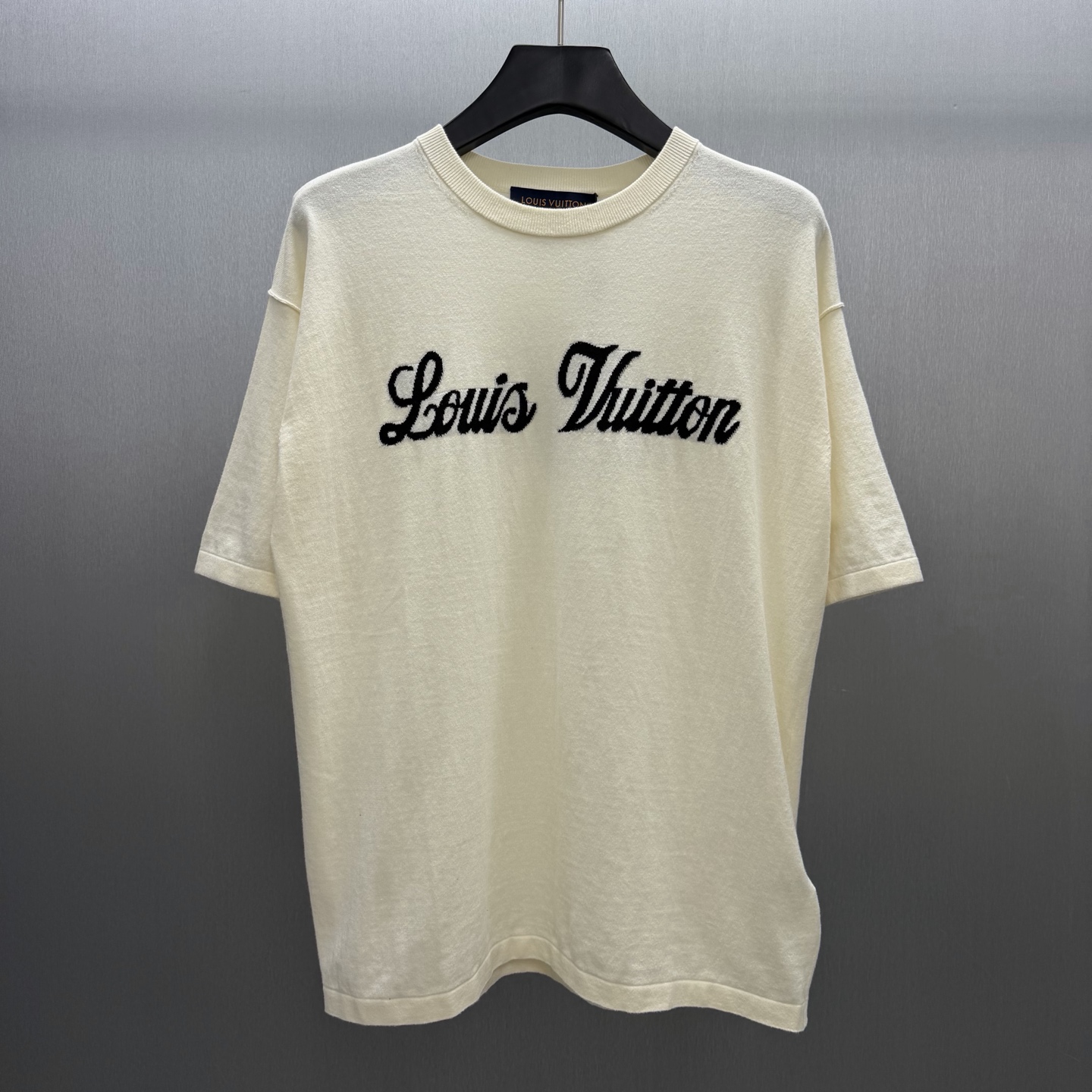 P205 🧧LU Camiseta de punto con logotipo vintage en cursiva Talla: S-XL. Tejido de punto suave seleccionado por Louis V…