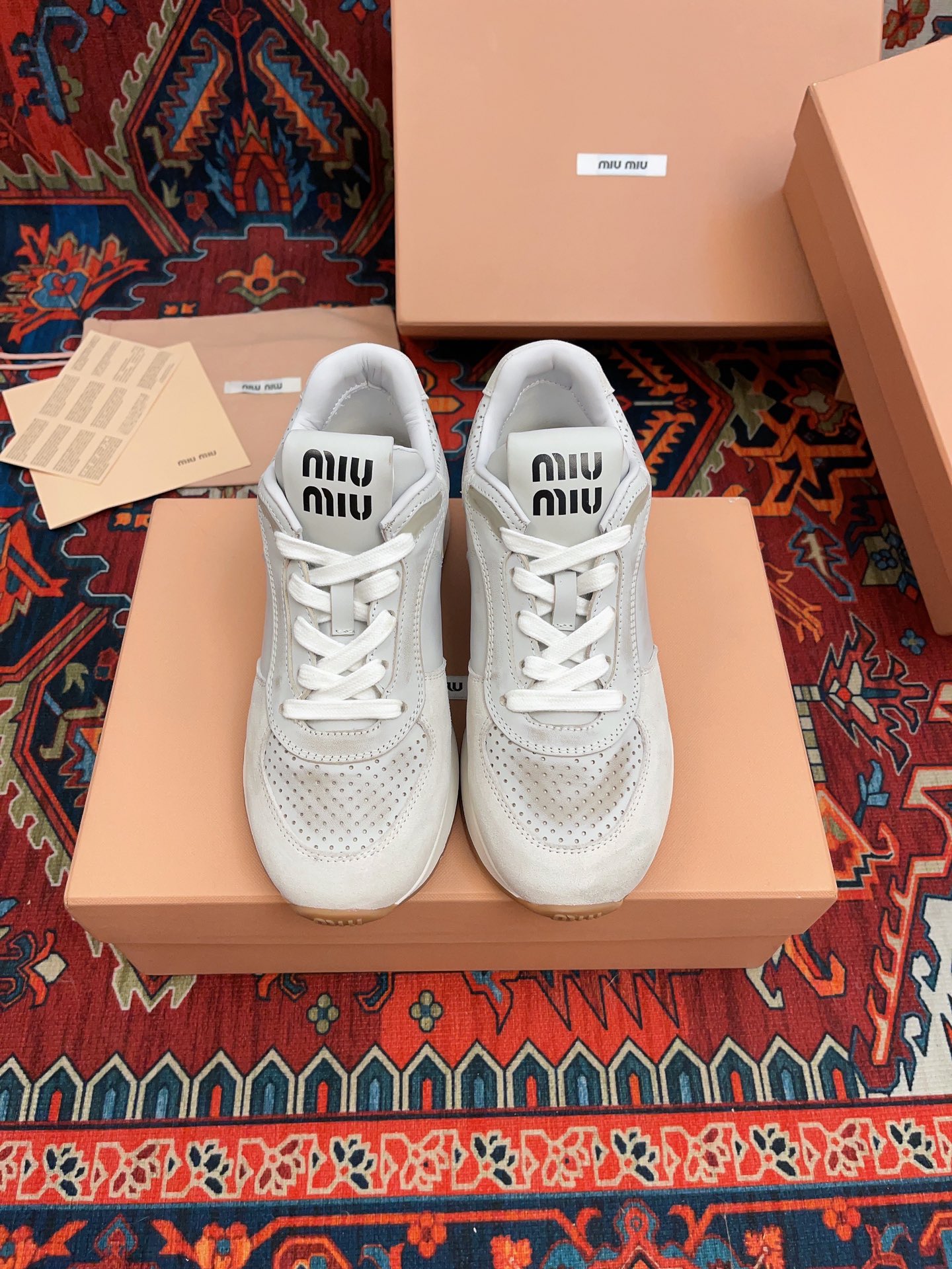 NO:234943,MiuMiu Miu's new lightweight sneakers in early spring, the pair of sneakers that were revealed on the show of Miao Miu's grand shoes have been launched in the market after the official websites of major purchasing agents around the world. It is simple and casual and unruly, and can reflect the beauty of tannins. The whole pair of shoes is simple and fashionable, and the feet are very light and versatile!  Fabric: / polished calfskin Inner: Cowhide inner lining Original molded outsole Size: 35-39 (40 41 customized), casual shoes/sports shoes, miumiu, sneakers, cowhide19860909MiuMiu 缪缪早春新品轻便球鞋德训鞋,缪缪大秀上爆出的这双球鞋 后全球各大代购官网火爆上市. 简单很随意不羁又能体现单宁美感,整双鞋子设计简约时尚,上脚非常轻便 百搭！ 面料: /擦色小牛皮 内里: 牛皮内里 原版开模大底 Size:35-39（40 41 订做）,休闲鞋/运动鞋,miumiu,sneakers,cowhide,Women's Shoes