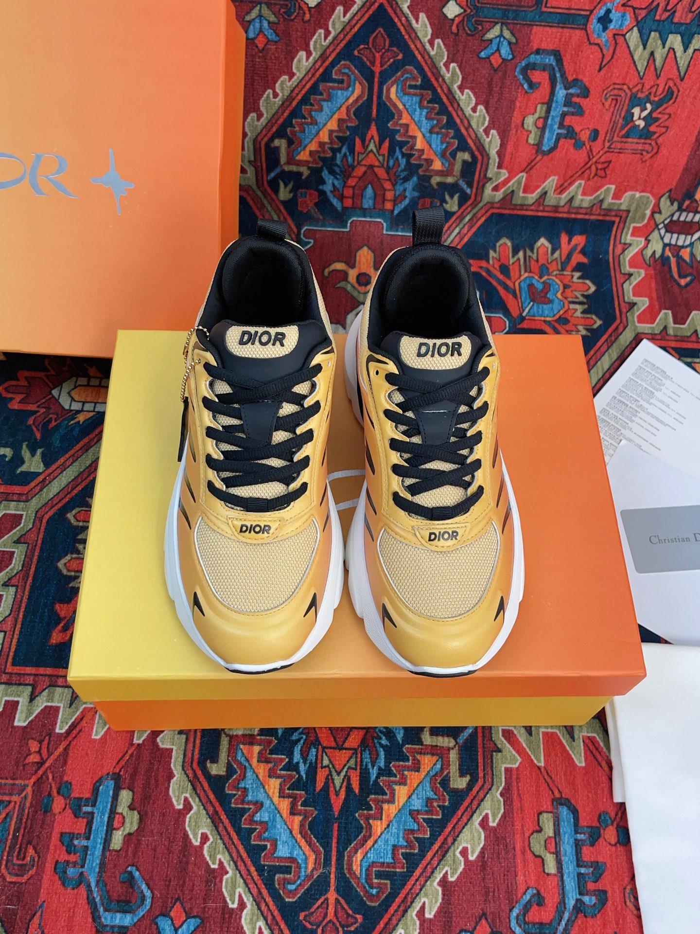 NO:234951,Dior's latest B44 Blade series couples casual thick sole sneakers running shoes original purchase and development Made this B44 Blade sneakers are from DIOR AND LEWIS HAMILTON exclusive limited series, with a full silhouette design, eye-catching and fashionable, inspired by the era. They are carefully crafted with gradient mesh fabrics, paired with the same tone technology fabric, and the sole is decorated with contrasting Blade inserts to pay tribute to running. The DIOR AND LEWIS HAMILTON logo hanging down from the holes, and the upper, heel and sides are embellished with Dior logo. The black laces make it more refined, and the inner padded support design on the back highlights the aesthetic style of sports, which can add a modern style to various casual styles.  Exquisite packaging for delivery counter, original imported fabric, first layer of cowhide, inner lining, original imported breathable net, original sole, open mold, anti-slip rubber material, bottom thickness 4CM Size35-44 (women's size 40, men's size 45 customized), casual shoes/sports shoes, dior, dior, sneakers, cowhide19860909Dior迪奥 最新B44 Blade系列 情侣款 休闲 厚底 运动鞋 跑鞋 原版购入开发 做货 这款 B44 Blade 运动鞋来自 DIOR AND LEWIS HAMILTON 尊享限定系列,采用充盈的廓形设计,醒目时尚,灵感源自 年代.采用渐变色网眼织物精心制作,搭配同色调科技面料拼接,鞋底饰以对比鲜明的 Blade 镶片,向跑步运动致敬.DIOR AND LEWIS HAMILTON 标志吊饰从孔眼垂悬而下,鞋面、鞋跟和侧面均点缀以 Dior 标志.搭配黑色鞋带更显精致,后侧内部加垫支撑设计彰显运动审美风格,可为各式休闲造型增添现代风范 配送专柜精美包装 面料原版进口头层牛皮 内里原版进口透气网里 鞋底原版开模防滑橡胶材质 底厚4CM Size35-44（女码40,男码45定制）,休闲鞋/运动鞋,dior,dior,sneakers,cowhide,Women's Shoes