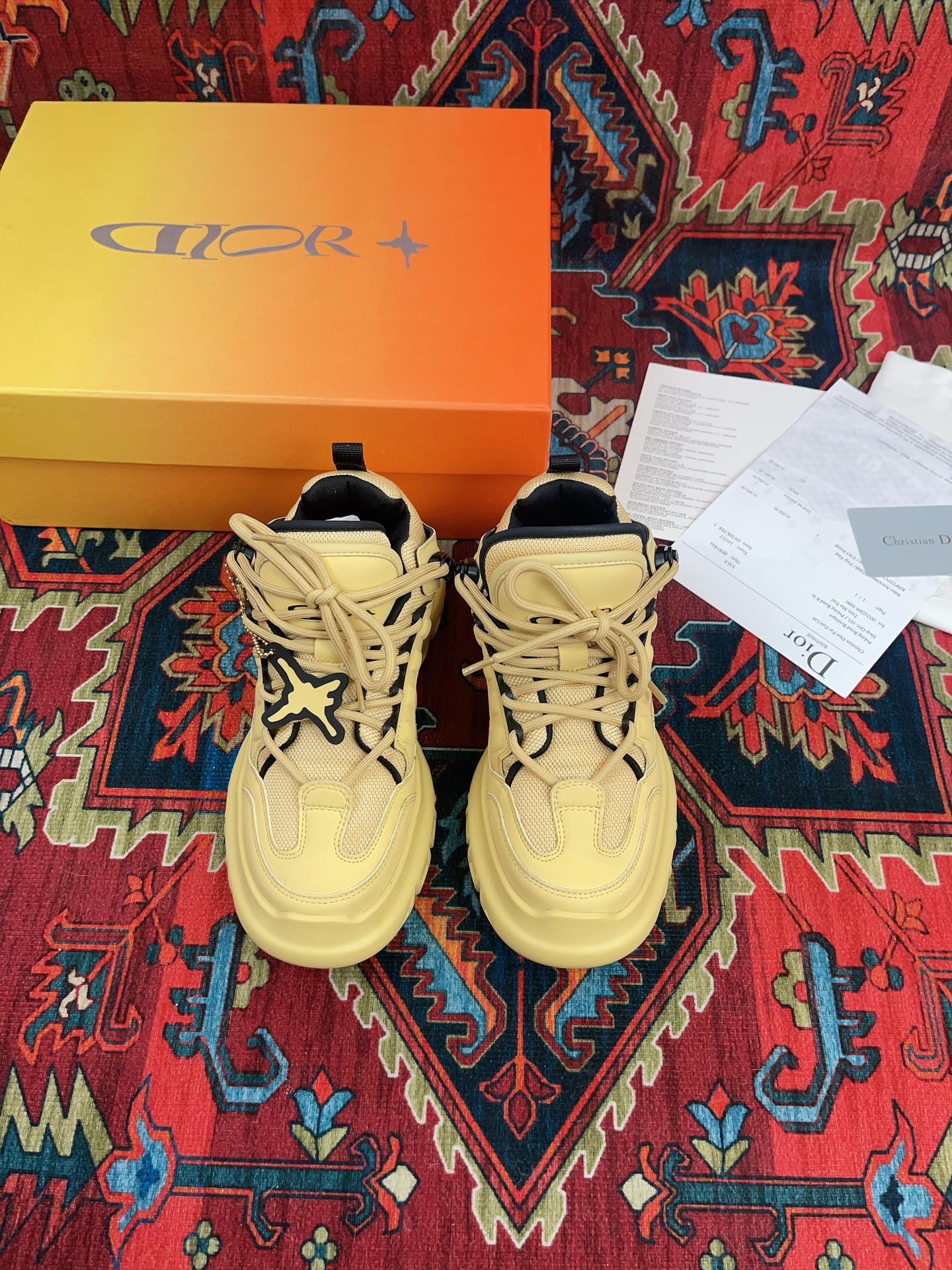 NO:234948,# Dior's latest popular couple casual shoes!  The delicate texture of leather and mesh fabric is spliced ​​into the shoe body, with conspicuous reflective letter CDs on both sides of the shoe body indicating identity, and the shoe body outlines the details, making the overall look less monotonous. Equipped with cream EVA and TPU open-molded sole, simple and versatile style Size Women's Size 35-39 (40 custom-made without return or exchange) Men's Size 39-44 (45/46 custom-made without return or exchange), casual shoes/sports shoes, dior, sneakers19860909# 迪奥最新火爆情侣休闲鞋！质感细腻的皮革与网眼布面材 质拼接成鞋身,鞋身两侧贴有显眼的反光字母CD表明身份,鞋身多处线条勾勒细节,让鞋子整体看起来不那么单调.搭载奶油色EVA、TPU开模大底,简约百搭风 Size 女码35-39（40定做不退换） 男码39-44（45/46定做不退换）,休闲鞋/运动鞋,dior,sneakers,Women's Shoes