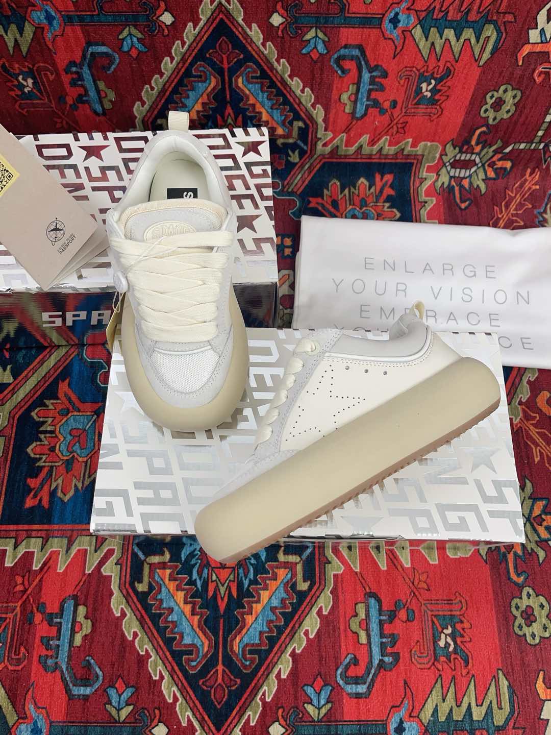 NO:234126,GGDB~~Golden Goose Deluxe Brand~~ Space series couples bread shoes; dad shoes; sneakers; fat den small dirty shoes... Simple, fashionable and casual, versatile, can be used with skirts/pants and sports and daily life. Fat den bread shoes are very soft and comfortable on the feet. Breathable mesh and leather splicing fabric; original mold opening 5cm sports sole... Women's 35-40/men's 39-45 regular size, sneakers, skirts19860909GGDB~~Golden Goose Deluxe Brand~~ Space系列情侣款面包鞋；老爹鞋；运动鞋；胖丁小脏鞋…… 简约时尚随性百搭,搭配裙子/裤子运动与日常都能兼顾,胖丁面包鞋上脚巨软超舒适 透气网纱与皮革拼接面料；原版开模5cm运动大底…… 女款35—40/男款39—45正码,,sneakers,skirts,Women's Shoes