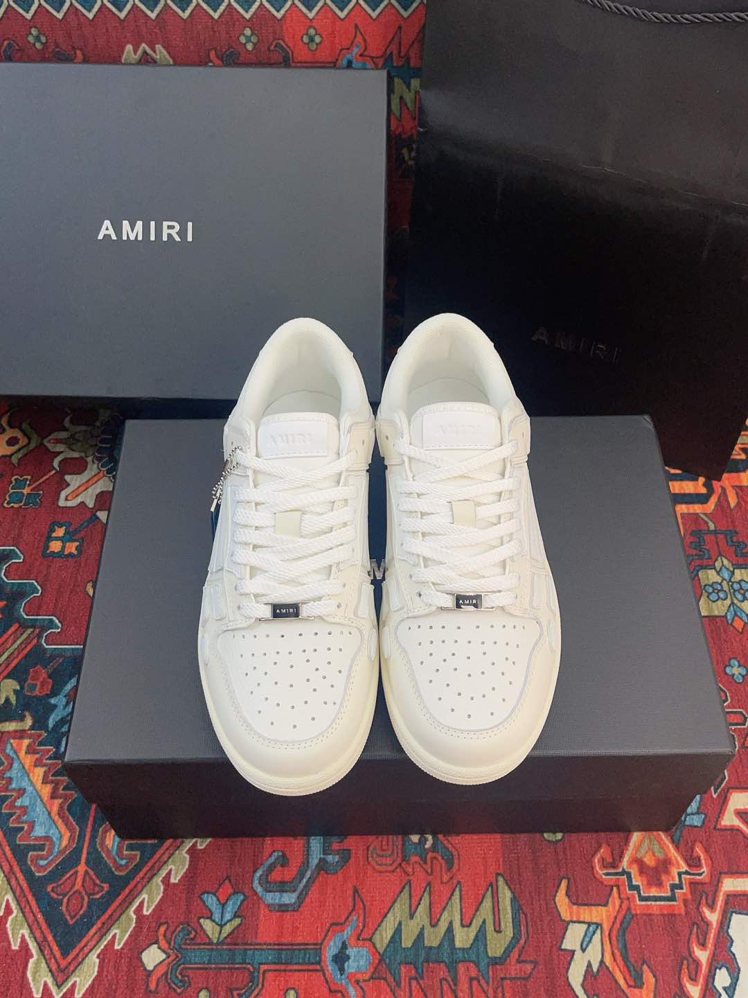 NO:234129,Top version of AMIRI bone shoes couples, daily casual must-have items, couple shoes. Suitable for all occasions!  AMIRI bone shoes are full of cool and versatile thanks to their unique style bone patterns on the side of the shoe!  Many celebrities such as Yang Mi and William Chan love to wear them when they attend the show or privately. Wang Yibo is a street dancer who appears in the variety show in many street dances wearing bone shoes to steal the limelight!  This handsome and versatile model, come and go with the bone style together!  The fabric is preferred for silk cowhide, breathable mesh inner lining, original rubber sole, non-hard tied Tu sole, comfortable and wear-resistant!  Women's model 35--40. Men's model 39--45.,,amiri,cowhide19860909顶级版本AMIRI骨头鞋情侣款,日常休闲必备单品,情侣鞋.适合各种场合！AMIRI骨头鞋凭借鞋侧颇具独到风格的骨头图案,充满酷感又百搭！杨幂,陈伟霆等超多明星出席节目或私底下都爱穿,王一博在综艺节目这就是街舞多次穿着骨头鞋出镜,抢尽风头！帅气又百搭的这一款,快来一起走骨头风吧！面料优选丝绸牛皮,透气网布内里,原版橡胶大底,非硬绑绑的Tu大底,舒适耐磨！女款35--40.男款39--45.,,amiri,cowhide,Women's Shoes