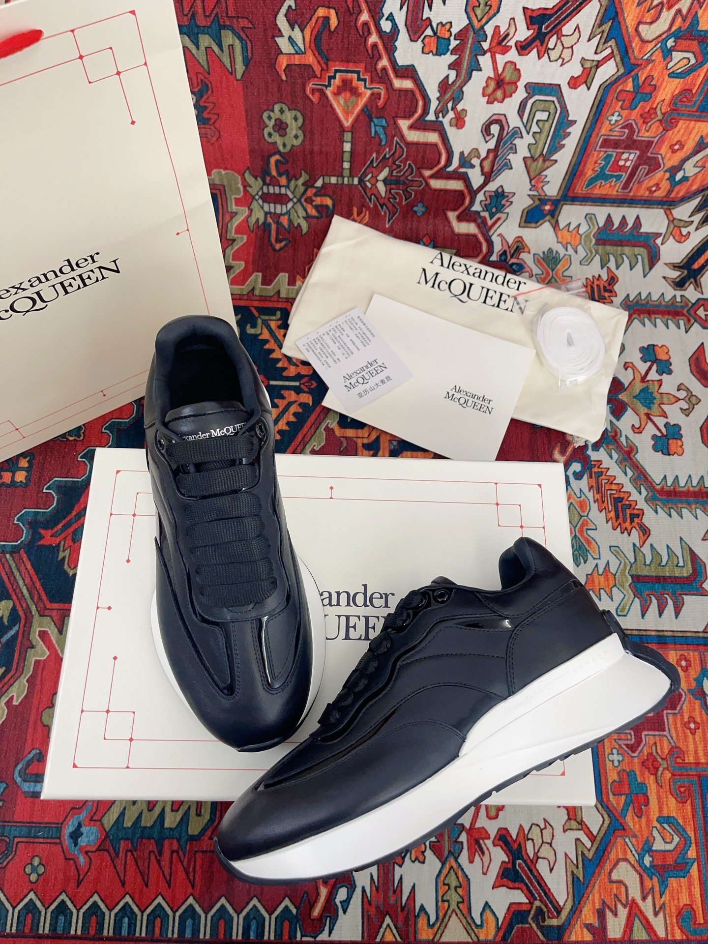 NO:234147,Top version ALEXANDER MCQUEEN / Alexander. McQueen Early Spring New Sprint Sports Running Dad Shoes Top version Sprint Runner uses the upper and contoured Seal logo with imported white imported environmentally friendly leather splicing and printed concave and concave font technology. Alexander McQueen's LUGO logo heel and tongue are signed with Alexander McQueen. The sneakers use an oversized runner sole, which is comfortable and convenient to run. Fabric: Calfskin and cloth Lining: matched with mesh and sheepskin Filled heel, anti-slip wear-resistant back cover Filling: imported PoLo injection molded sheepskin footbed Outsole: PU vacuum suction film combined with TPU material Standard size 35-44 Women's size 35-39  Men's size 40-44, casual shoes/sports shoes, alexander mcqueen, sneakers, cowhide, sheepskin19860909顶级版本ALEXANDER MCQUEEN/亚历山大.麦昆 早春新款Sprint运动跑步老爹鞋 顶级版本 Sprint Runner 采用了白色进口环保皮革拼接和印花凹凸字体工艺的鞋面与轮廓Seal标志. Alexander McQueen的LUGO标志后跟和鞋舌头与亚历山大麦昆签名.运动鞋采用了超大的跑步者鞋底,跑步起脚舒适方便. 面料:小牛皮与布搭配 里料:网里与羊皮里搭配 填充后跟防滑耐磨后套 垫脚:进口PoLo注塑羊皮垫脚 大底:PU真空吸膜结合TPU材质 标准码数35-44 女码35-39 男码40-44,休闲鞋/运动鞋,alexander mcqueen,sneakers,cowhide,sheepskin,Women's Shoes