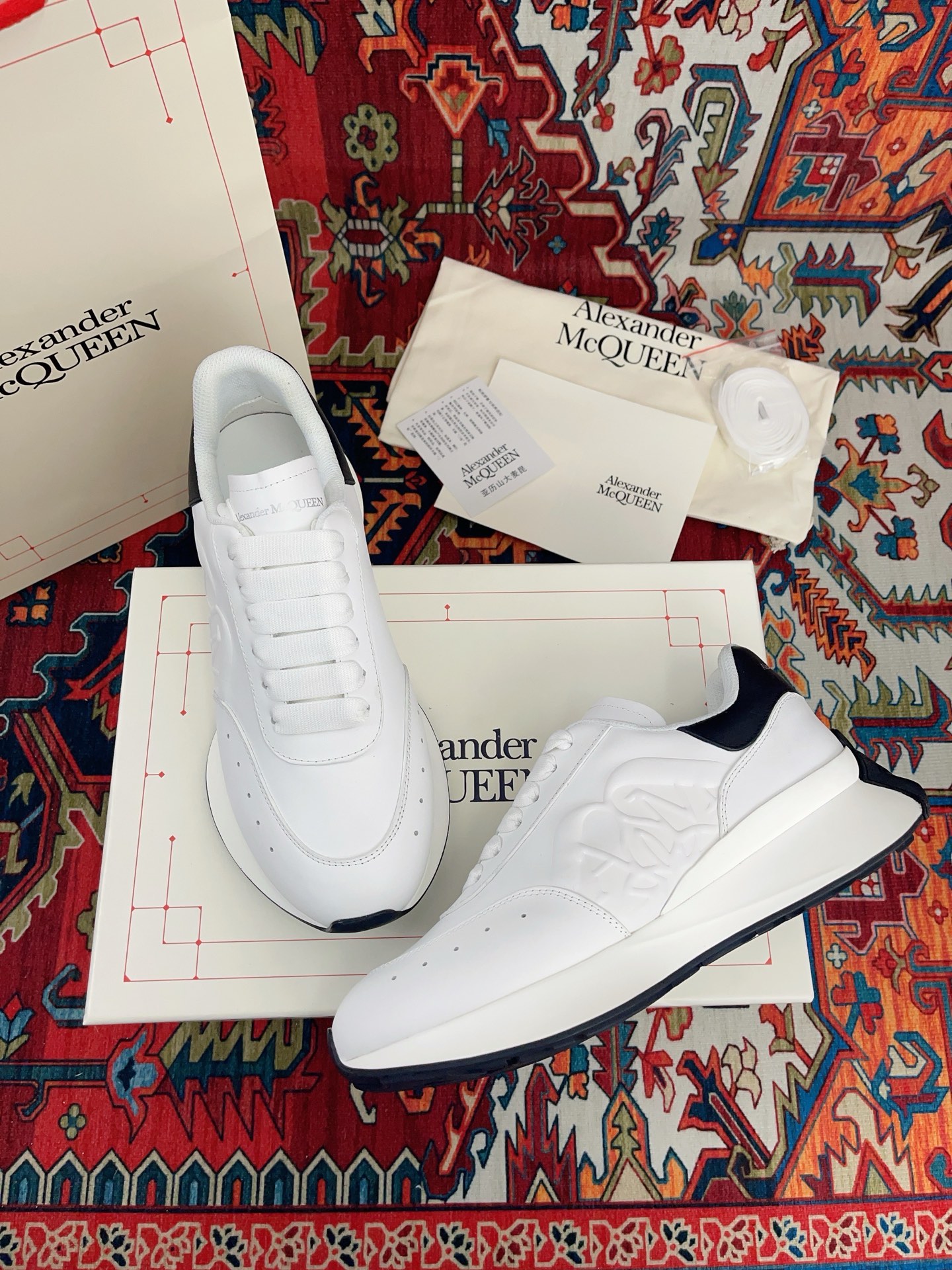 NO:234132,Top version ALEXANDER MCQUEEN / Alexander. McQueen Early Spring New Sprint Sports Running Dad Shoes Top version Sprint Runner uses the upper and contoured Seal logo with imported white imported environmentally friendly leather splicing and printed concave and concave font craftsmanship. Alexander McQueen's LUGO logo heel and tongue are signed with Alexander McQueen. Sports shoes use an oversized runner sole, which is comfortable and convenient to run. Fabric: Calfskin and cloth Lining: matched with mesh and sheepskin Filling heel The heel is non-slip and wear-resistant back cover Filling: imported PoLo injection molded sheepskin footbed Outsole: PU vacuum suction film combined with TPU material Standard size 35-44 Women's size 35-39 Men's size 40-44, dad shoes, alexander  mcqueen,sneakers,cowhide,sheepskin19860909顶级版本ALEXANDER MCQUEEN/亚历山大.麦昆 早春新款Sprint运动跑步老爹鞋 顶级版本 Sprint Runner 采用了白色进口环保皮革拼接和印花凹凸字体工艺的鞋面与轮廓Seal标志. Alexander McQueen的LUGO标志后跟和鞋舌头与亚历山大麦昆签名.运动鞋采用了超大的跑步者鞋底,跑步起脚舒适方便. 面料:小牛皮与布搭配 里料:网里与羊皮里搭配 填充后跟防滑耐磨后套 垫脚:进口PoLo注塑羊皮垫脚 大底:PU真空吸膜结合TPU材质 标准码数35-44 女码35-39 男码40-44,老爹鞋,alexander mcqueen,sneakers,cowhide,sheepskin,Women's Shoes