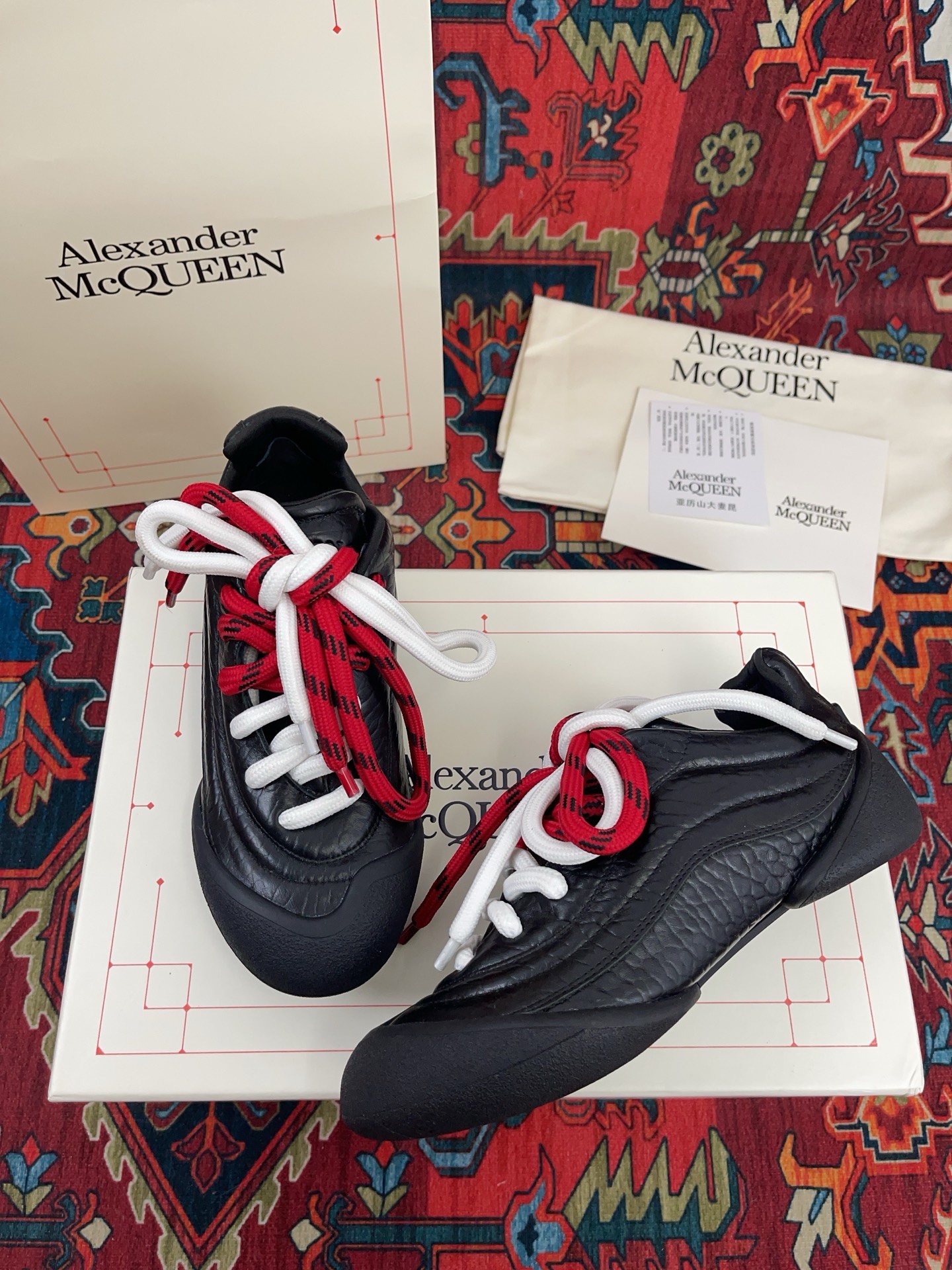 NO:234135,ALEXANDER MCQUEEN Autumn and Winter Latest Flexion Series Couple Retro Casual Sneakers Original Purchase and Development Made This Flexion Off white tone grained leather low-top sneakers, uses different sizes of shoelaces with light segmented soles inspired by anatomy. Heel embossed reverse skull pattern Fabric: Original imported top layer cowhide Inner: Custom imported breathable mesh Sole: Original open mold-proof TPU material High 2cm Size 35-45 (for women 40 men 45 custom made), casual shoes/sneakers, alexander mcqueen, off white, sneakers, cowhide19860909ALEXANDER MCQUEEN 亚历山大·麦昆秋冬最新 Flexion系列 情侣复古 休闲 运动鞋 原版购入开发 做货 这款Flexion Off white色调粒面皮革低帮运动鞋,采用不同尺寸的鞋带 搭配灵感源自解剖学的轻盈分段鞋底.鞋后跟压印反转骷髅图案 面料 : 原版进口头层牛皮 内里 : 定制进口透气网里 鞋底 : 原版开模防滑TPU材质 高2cm 码数35-45（女40 男45定做）,休闲鞋/运动鞋,alexander mcqueen,off white,sneakers,cowhide,Women's Shoes