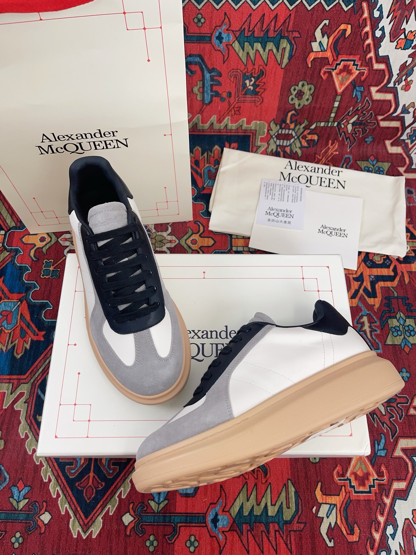 NO:234138,McQueen's classic versatile white shoes, specific original silk cowhide, mixed-bred sheepskin, exclusive mold opening TPU PU yellow resistance, double-layer sole... Excellent rebound!  The two-layer soles have different softness and hardness, and the comfortableness of the foot is extremely high. The first choice for running and outdoor sports. Trend and fashion coexist. Size women's size 35-39 men's size 40-44, casual shoes/sports shoes, alexander mcqueen, sneakers, cowhide, sheepskin19860909麦昆经典百搭款小白鞋 特定原版丝绸牛皮 混种羊皮里 独家开模 TPU PU防耐黄,双层底.. 回弹度极佳！两层底的软硬度不同的,上脚舒服度极高,跑步户外运动首选单品 潮流与时尚并存, Size女码35—39 男码40—44,休闲鞋/运动鞋,alexander mcqueen,sneakers,cowhide,sheepskin,Women's Shoes