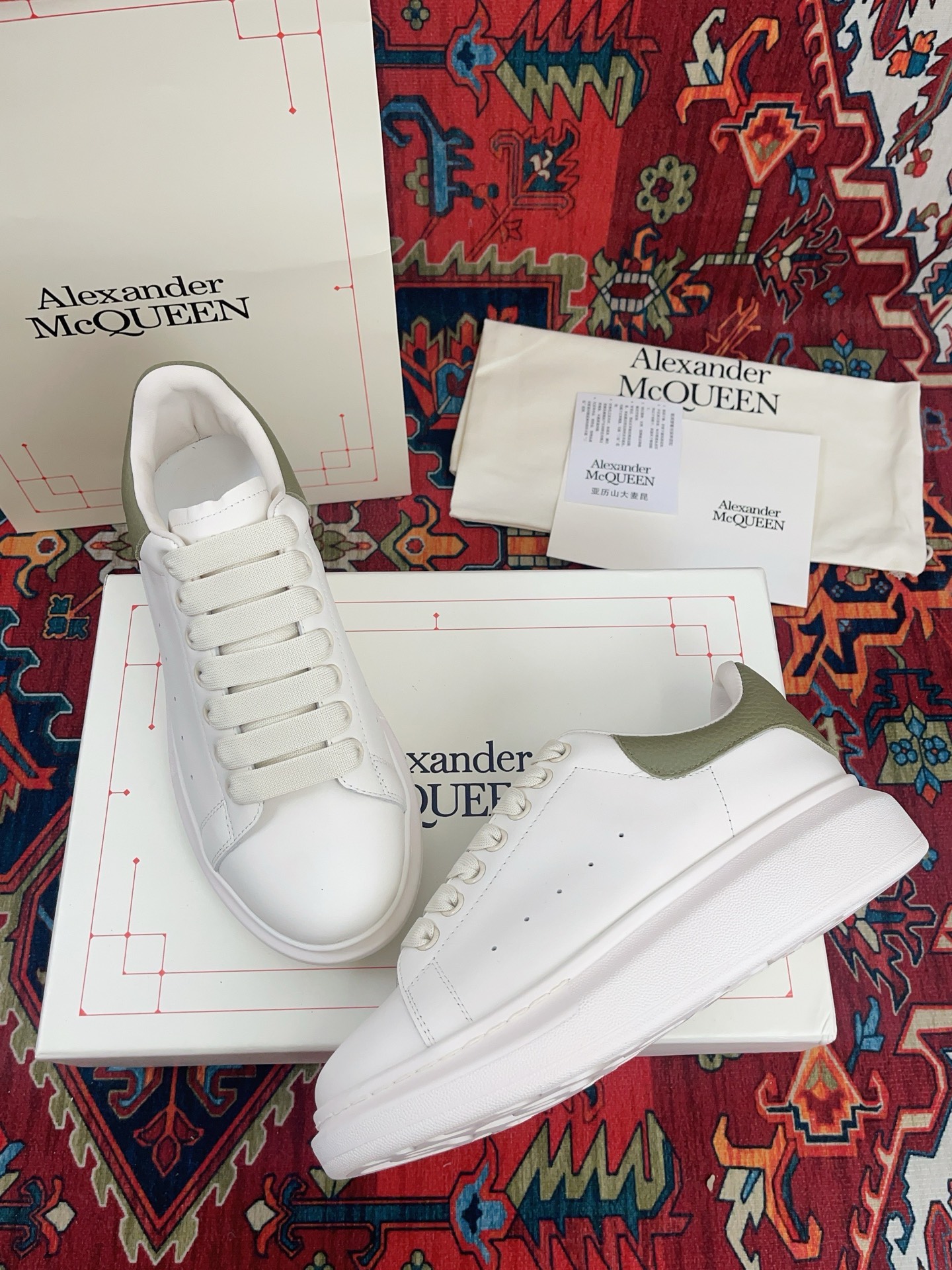 NO:234150,McQueen's classic versatile white shoes, specific original silk cowhide, mixed-bred sheepskin, exclusive mold opening TPU PU yellow resistance, double-layer sole... Excellent rebound!  The two-layer soles have different softness and hardness, and the comfortableness of the foot is extremely high. The first choice for running and outdoor sports. Trend and fashion coexist. Size women's size 35-39 men's size 40-44, casual shoes/sports shoes, alexander mcqueen, sneakers, cowhide, sheepskin19860909麦昆经典百搭款小白鞋 特定原版丝绸牛皮 混种羊皮里 独家开模 TPU PU防耐黄,双层底.. 回弹度极佳！两层底的软硬度不同的,上脚舒服度极高,跑步户外运动首选单品 潮流与时尚并存, Size女码35—39 男码40—44,休闲鞋/运动鞋,alexander mcqueen,sneakers,cowhide,sheepskin,Women's Shoes