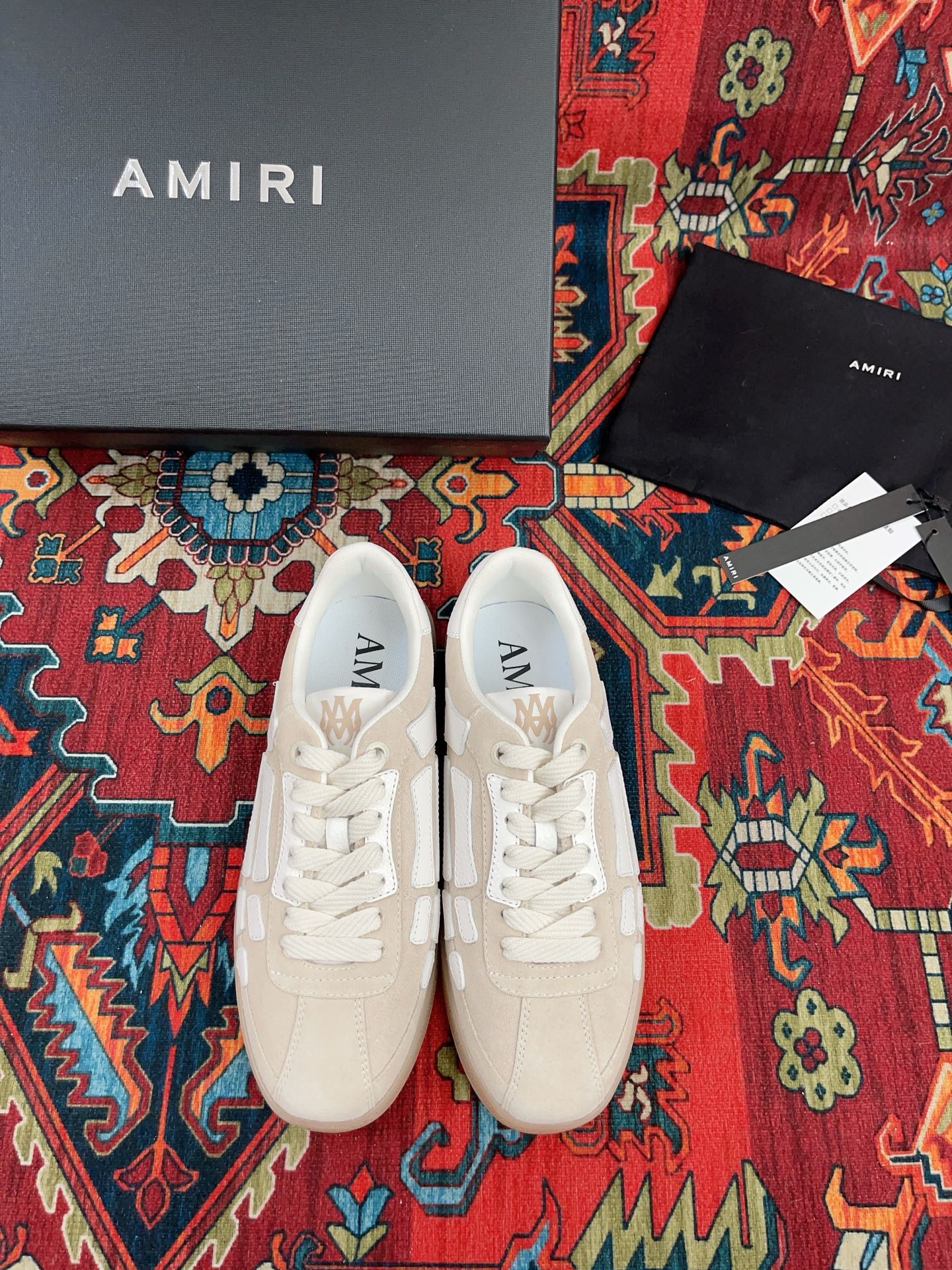 NO:234141,Amiri2025 Early Spring Series | Stop freely The new The Pacific series sneakers brand classic bone pattern embellishes the exquisite suede on the side of the shoe. Upper material: cow back velvet/toe layer cowhide. Shoe material: mesh. Sole material: original rubber combination sole/raw rubber sole. Shoe size purchase: women's style 35-40 (40 customization) men's style 39-44 (45 customization), casual shoes/sports shoes, amiri, sneakers, cowhide, chamois leather19860909Amiri2025 早春系列｜自在驻足 全新The Pacific系列运动鞋品牌经典骨头图案点缀鞋侧精致麂皮铺陈加州格调 鞋面材质:牛反绒/头层牛皮 鞋里材质:网布 鞋底材质:原版橡胶组合底/生胶底 鞋码选购:女款35-40(40定制）男款39-44（45定制）,休闲鞋/运动鞋,amiri,sneakers,cowhide,chamois leather,Women's Shoes