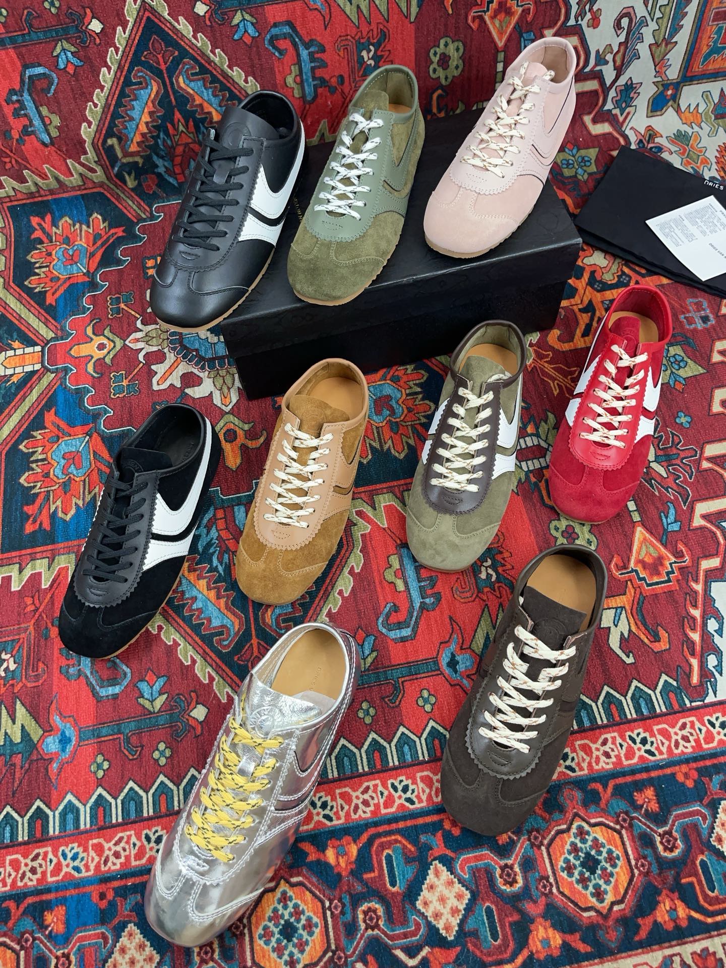 NO:234123,Introduction to Dries Van Note SNGG | Dries Van Noten New summer retro Dede training shoes This is a Belgian brand. Many celebrity private clothes often appear. The simple design is both retro and simple. The leather is made of imported cowhide. The entire style is particularly durable and easy to wear. The TPU outsole is soft and non-slip!  !  - MATERIAL Material - Upper Cowhide Inner Cowhide Outsole 1:1 mold opening rubber size35～40, casual shoes/sports shoes, sneakers, cowhide19860909Dries Van Note SNGG简介｜Dries Van Noten 夏季新款复古得德训鞋 这款是比利时品牌 很多明星私服穿搭常出现 简约的设计既复古又简约 皮料选用进口牛皮 整个版型特别耐看又好穿 TPU大底软柔防滑！！ - MATERIAL 材质 - 鞋面 牛皮 内里牛皮 大底 1:1开模橡胶 size35～40,休闲鞋/运动鞋,sneakers,cowhide,Women's Shoes