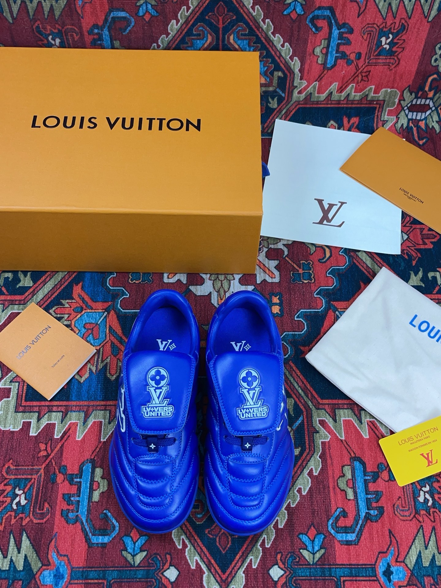 NO:232739,New LV Louis Vuitton's latest Footprint series Couple football sneakers Original purchase and development 2375990Hao made this Footprint Soccer sneakers were unveiled at the Spring and Summer Fashion Show. It is the first sneaker designed by Pharrell Williams with football shoes inspired by football shoes. The shoes are inspired by football sports across generations and culture, echoing the theme of unity and participation of the Spring and Summer Fashion Show. The shoes are known for their smooth design, with dynamic IV Initials logo on the side, and the tongue is embellished with Lvers United badges inspired by the football team, and the sole pattern rubber soles are decorated with a variety of Louis Vuitton logos. The delivery counter is exquisitely packaged. Fabric: original imported cowhide, the inner lining is original customized soft sheepskin lining Original open-mode two-color TPU combination sole, sole thickness 3.5CM Size: Women's 35--40 Men's 39--45, casual shoes/sports shoes, louis vuitton, louis vuitton, versace, sneakers, cowhide, sheepskin19860909新款LV路易威登最新Footprint系列 情侣款足球运动鞋 原版购入开发 2375990浩做货 这款 Footprint Soccer 运动鞋于春夏系列时装展中亮相,是Pharrell Williams 首次以足球鞋为灵感设计的运动鞋.鞋款的灵感来自跨越世代和文化的足球运动,呼应春夏系列时装展团结一致、全民参与的主题.鞋款以流丽的设计著称,侧面以富动感的IV Initials标志点缀,鞋舌缀有灵感来自足球队伍的Lvers United徽章,而脚掌纹橡胶大底饰有多款路易威登标志 配送专柜精美包装 面料:原版进口头层牛皮 内里原版定制柔软羊皮里 鞋底原版开模双色TPU组合底 底厚3.5CM Size:女款35--40 男款39--45,休闲鞋/运动鞋,louis vuitton,louis vuitton,versace,sneakers,cowhide,sheepskin,Women's Shoes