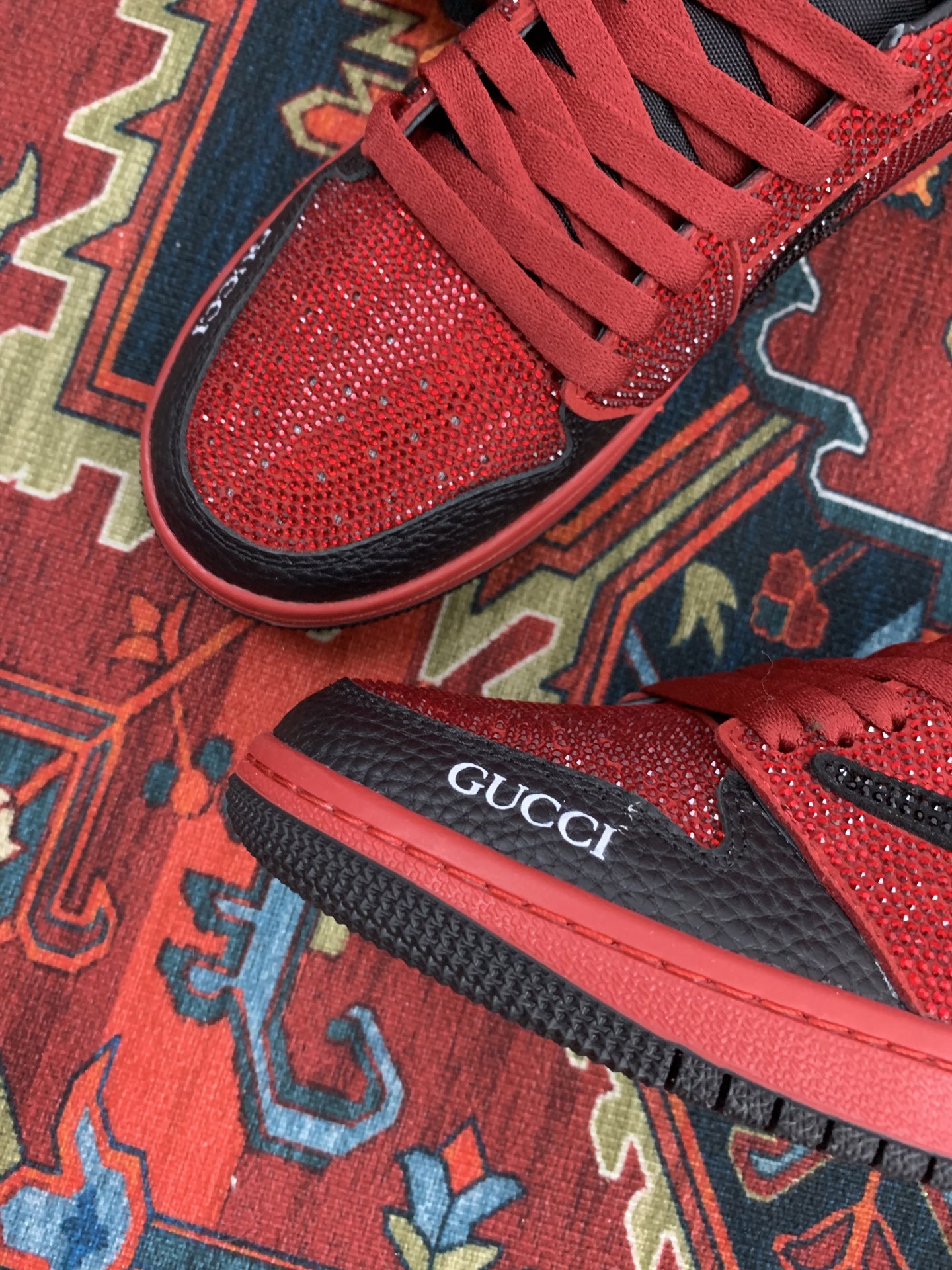 GUCCIとNIKEのコラボ カップル向け スニーカー 牛革
