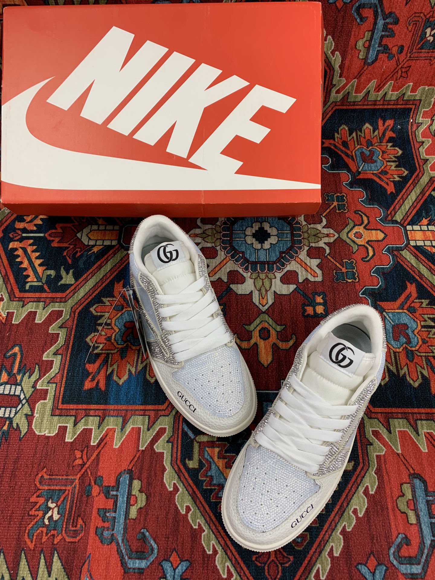 GUCCIとNIKEのカップル用スニーカー