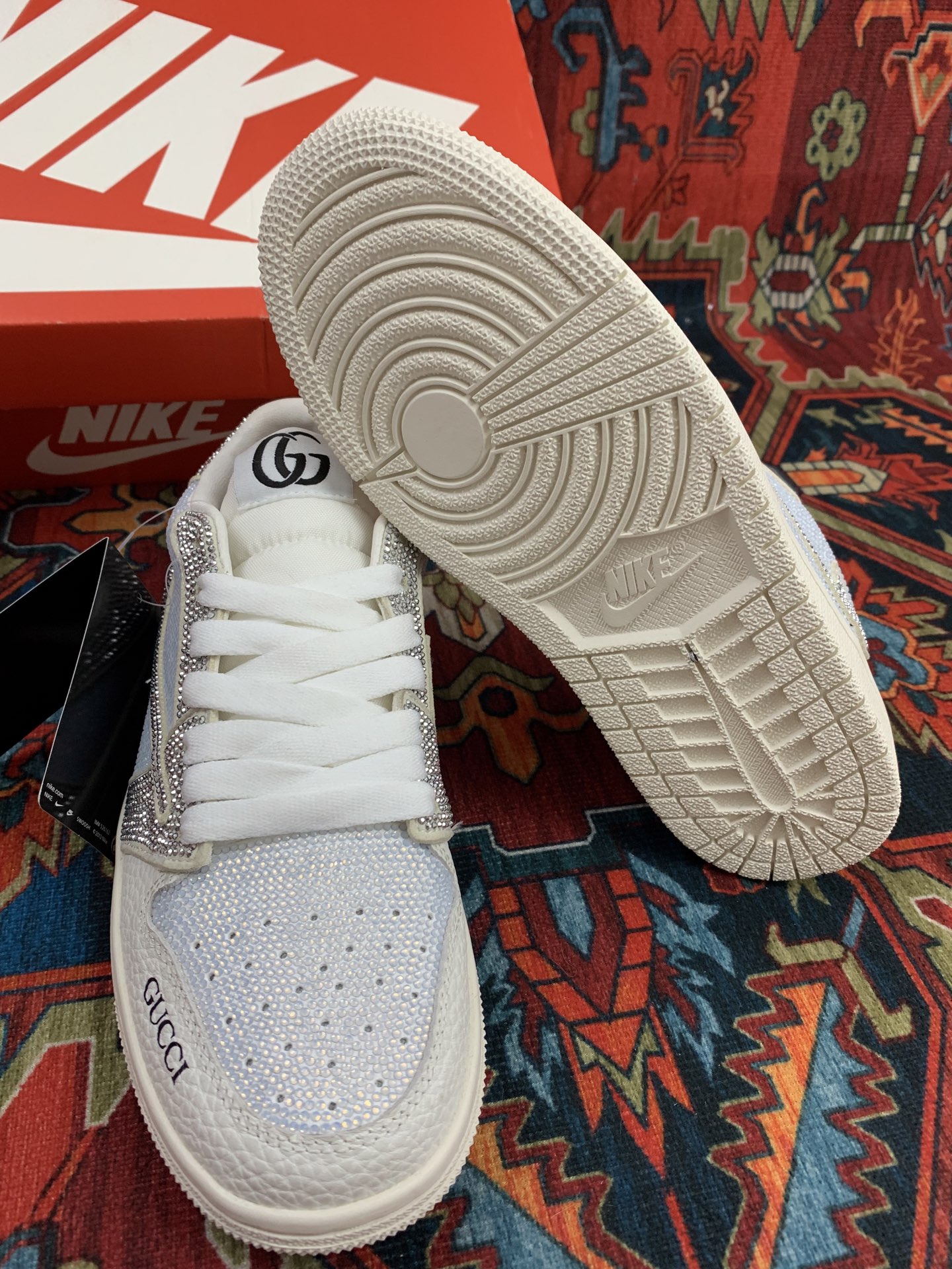 GUCCIとNIKEのカップル用スニーカー