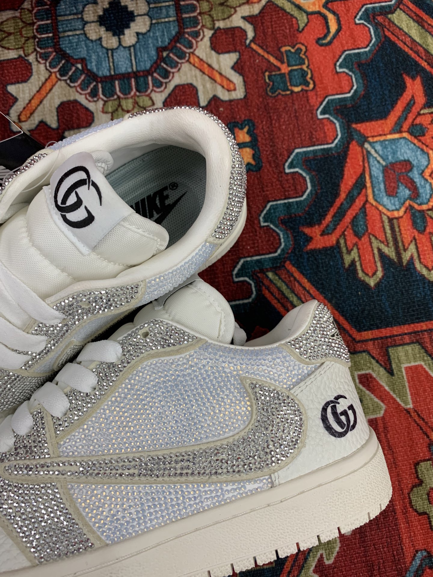 GUCCIとNIKEのカップル用スニーカー