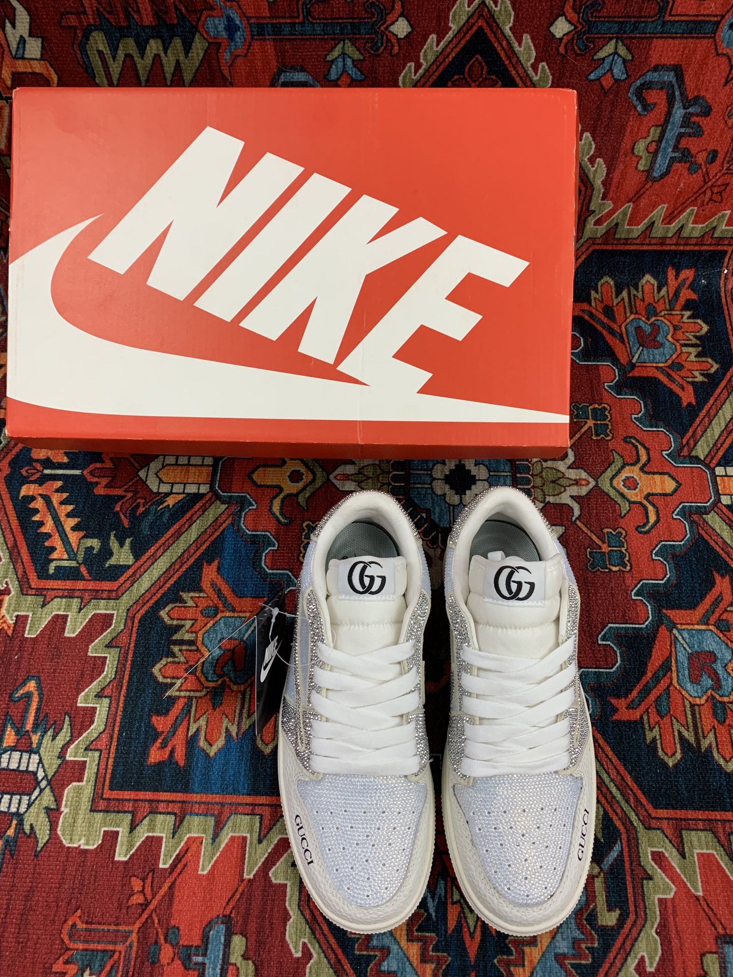 GUCCIとNIKEのカップル用スニーカー