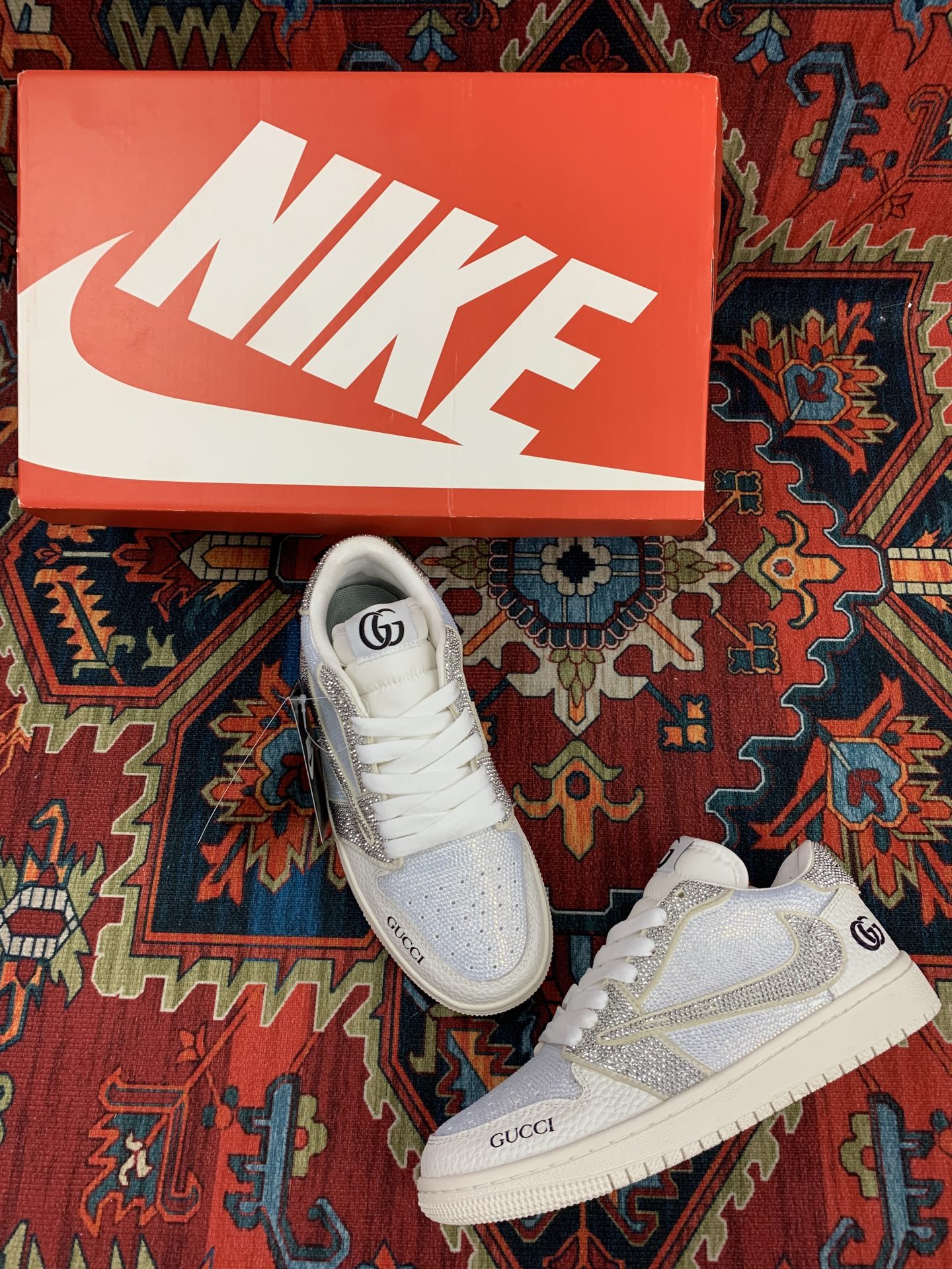 GUCCIとNIKEのカップル用スニーカー