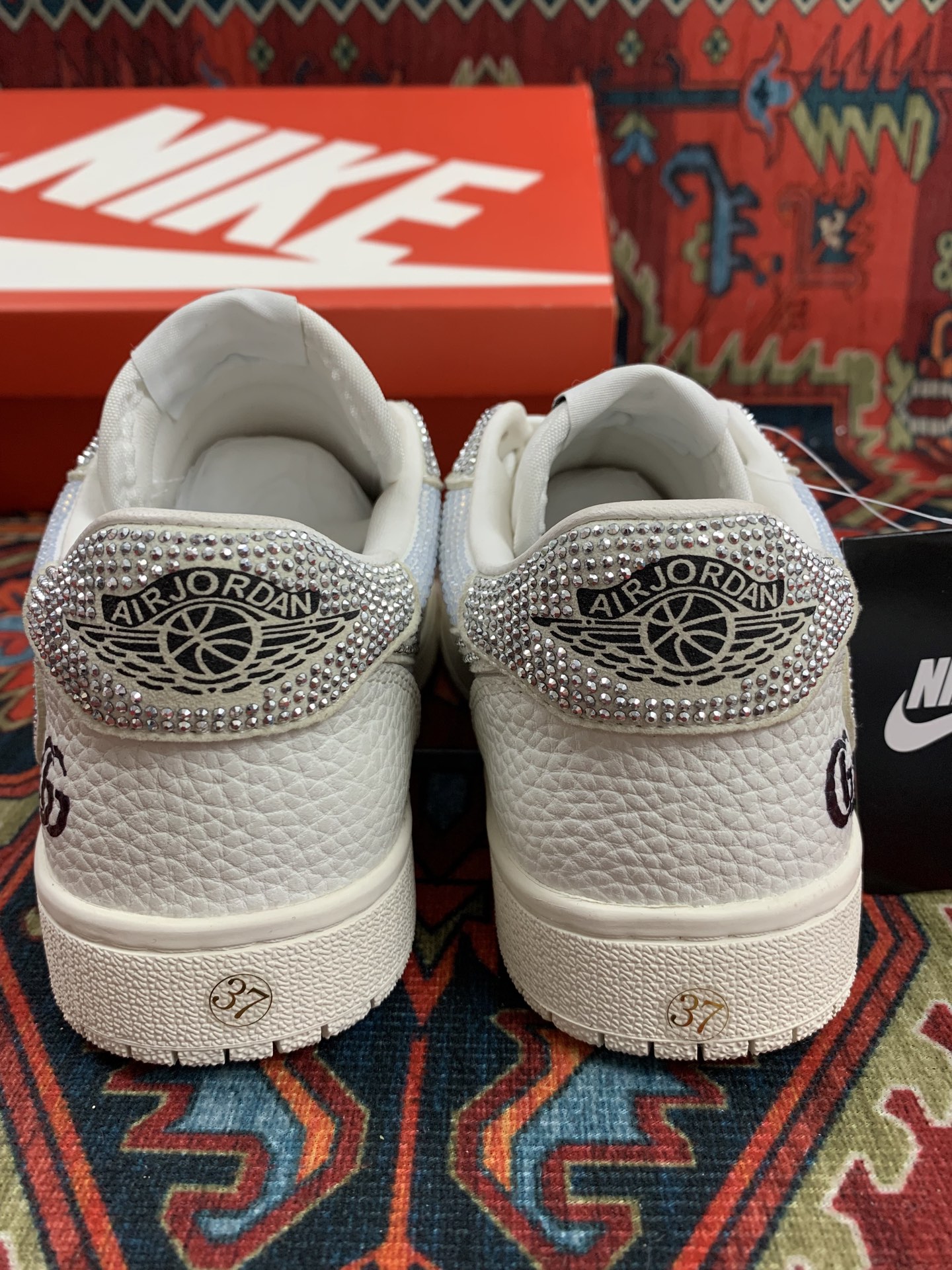 GUCCIとNIKEのカップル用スニーカー