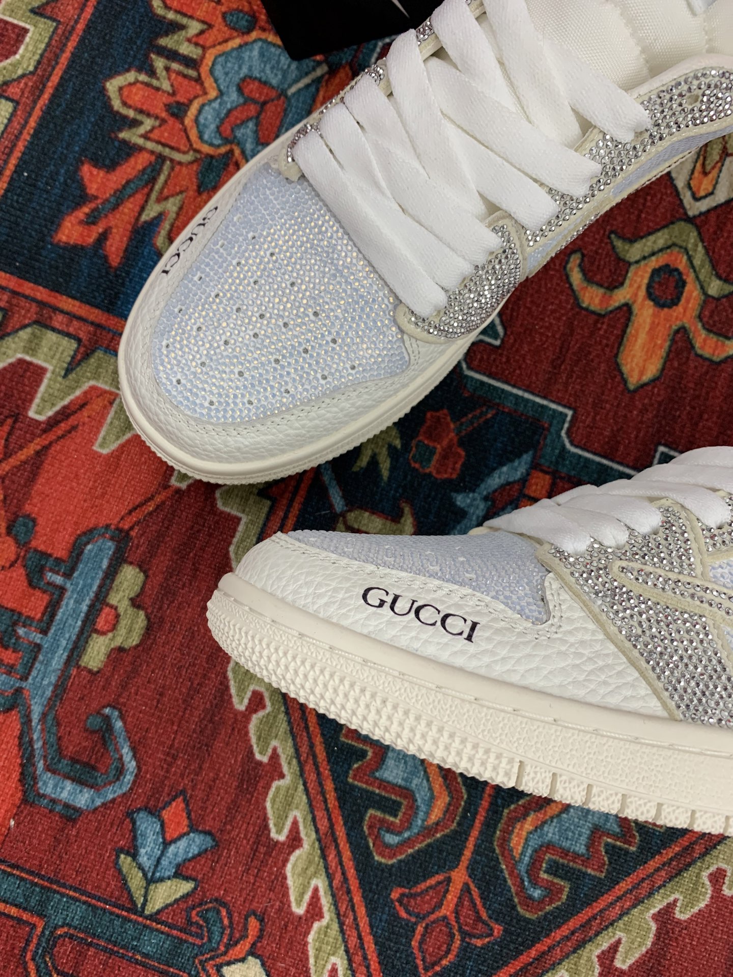 GUCCIとNIKEのカップル用スニーカー