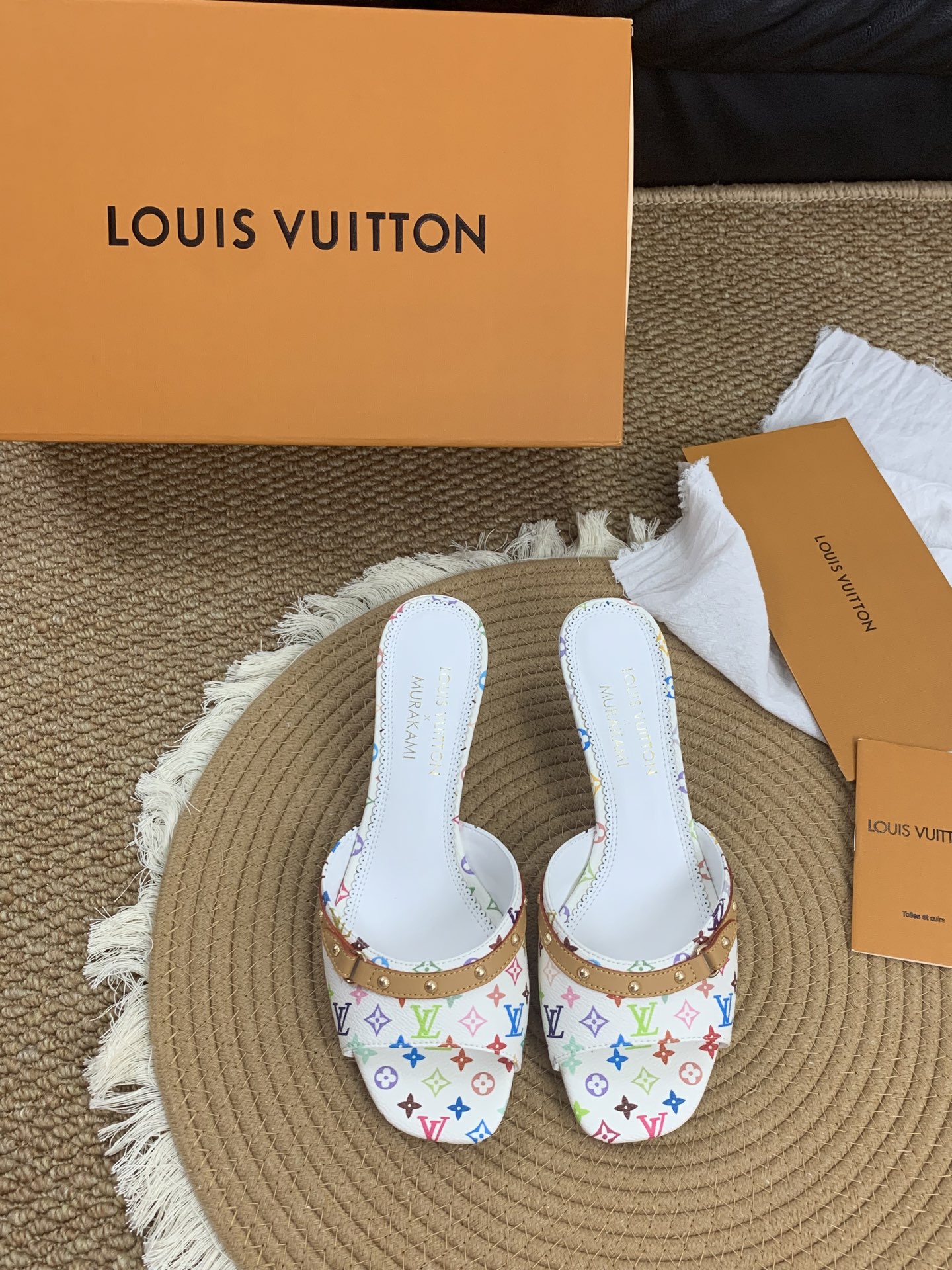 NO:415693,Heel height 5.5cm, top version of fashion essential LV Louis Vuitton high heel slippers, a luxurious new experience. Today I recommend a beautiful Louis Vuitton slippers. It uses a high-end genuine leather sole, and the feet feel comfortable, and every step seems to be walking in the clouds. The high-end last adjustment process makes the feet feel comfortable and invincible!  The perfect combination of brand printed leather and brand hardware buckles creates a unique fashion spark, highlighting nobility and luxury!  Classic design, exquisite craftsmanship, and details show quality. Whether it is the casual style of jeans or the elegant style of skirts, it can be easily controlled. Wearing these pairs of shoes will become the focus of fashion on the street and highlight your elegant taste!  Fabric brand printed fabric, breathable sheepskin inner sole, Italian genuine leather sole, size 35-42 (customized by 34/40/41/42), high heels, louis vuitton, louis vuitton, high heels, slippers, skirts, jeans, sheepskin19860909跟高5.5cm 顶级版本时尚必备 LV路易威登高跟拖鞋,奢华新体验 今天给大家推荐一款路易威登的绝美拖鞋 它采用高档真皮底,脚感舒适,每一步都仿佛走在云端. 高端的调楦工艺,脚感舒适无敌！ 品牌印花皮与品牌五金饰扣的完美结合,碰撞出独特的时尚火花,衬托出高贵与奢华！ 经典的设计,精湛的工艺,细节之处尽显品质. 无论是搭配牛仔裤的休闲风,还是裙装的优雅范,它都能轻松驾驭. 穿上这双鞋,成为街头的时尚焦点,彰显您的高雅品味！ 面料品牌印花面料 内里透气羊皮 鞋底意大利真皮底 码数35－42(34/40/41/42定做),高跟鞋拖鞋,louis vuitton,louis vuitton,high heels,slippers,skirts,jeans,sheepskin,Women's Shoes