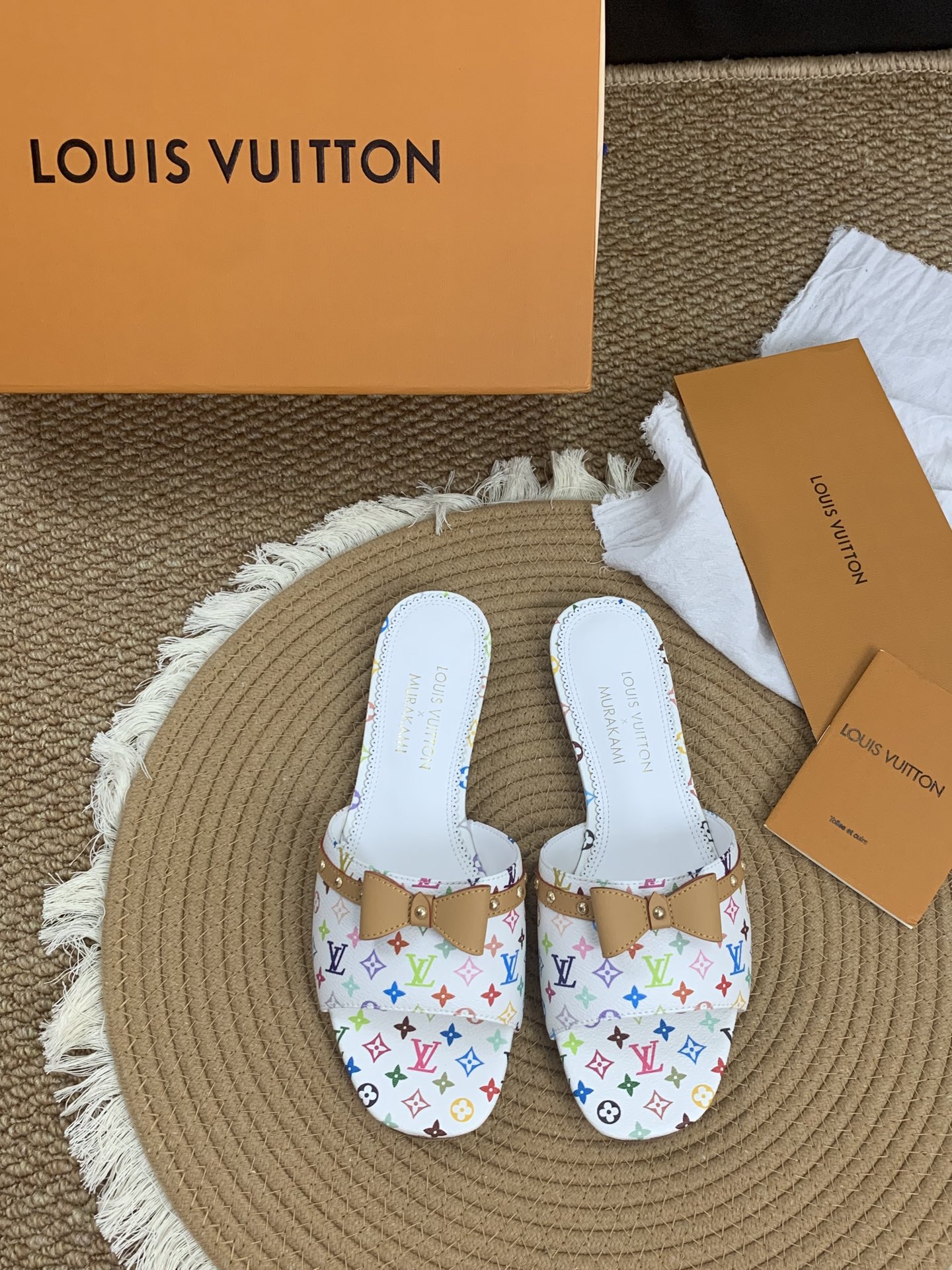 NO:415700,Top version of fashion essential LV Louis Vuitton high heel slippers, a luxurious new experience. Today I recommend a beautiful Louis Vuitton slippers. It uses a high-end genuine leather sole, and the feet feel comfortable, and every step seems to be walking in the clouds. The high-end last adjustment process makes the feet feel comfortable and invincible!  The perfect combination of brand printed leather and brand hardware buckles creates a unique fashion spark, highlighting nobility and luxury!  Classic design, exquisite craftsmanship, and details show quality. Whether it is the casual style of jeans or the elegant style of skirts, it can be easily controlled. Wearing these pairs of shoes will become the focus of fashion on the street and highlight your elegant taste!  Fabric brand printed fabric, breathable sheepskin inner sole, Italian genuine leather sole, size 35-42 (customized by 34/40/41/42), high heels, louis vuitton, louis vuitton, high heels, slippers, skirts, jeans, sheepskin19860909顶级版本时尚必备 LV路易威登高跟拖鞋,奢华新体验 今天给大家推荐一款路易威登的绝美拖鞋 它采用高档真皮底,脚感舒适,每一步都仿佛走在云端. 高端的调楦工艺,脚感舒适无敌！ 品牌印花皮与品牌五金饰扣的完美结合,碰撞出独特的时尚火花,衬托出高贵与奢华！ 经典的设计,精湛的工艺,细节之处尽显品质. 无论是搭配牛仔裤的休闲风,还是裙装的优雅范,它都能轻松驾驭. 穿上这双鞋,成为街头的时尚焦点,彰显您的高雅品味！ 面料品牌印花面料 内里透气羊皮 鞋底意大利真皮底 码数35－42(34/40/41/42定做),高跟鞋拖鞋,louis vuitton,louis vuitton,high heels,slippers,skirts,jeans,sheepskin,Women's Shoes