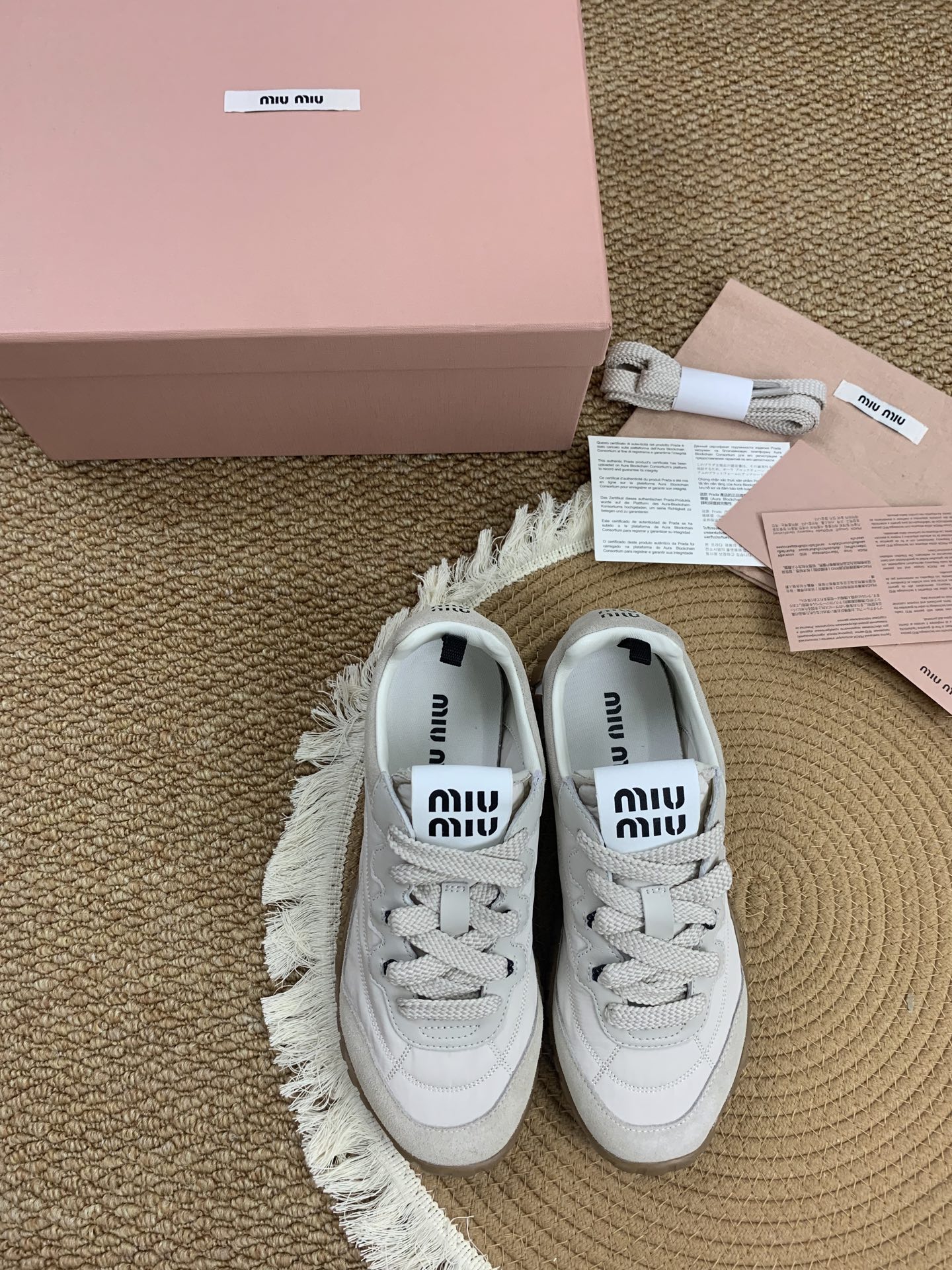 NO:415722,Miu Miu 25ss Spring and summer new show MiuMiuMiu Destination Casual shoes Show craftsmanship comes from the details of the Miu Miu series The trend elements of the new season The concept of the love at this moment, the diversity of the concept, conveying the modern style~ It looks good no matter how you wear it, this summer's fashionista favorite Fabric cowhide/nylon mesh Neil sheepskin Outsole Original open mold TPU rubber sole Size 35-40 (40, 41 customized), casual shoes/sports shoes, miumiu, sneakers, cowhide, sheepskin19860909Miu Miu 25ss 春夏新款走秀MiuMiu 德训 休闲鞋 秀场工艺来自Miu Miu系列的细节特写 新季的潮流要素 与此刻挚爱的概念,多元对撞,传达现代风格~ 怎么穿都好看今夏时髦精最爱 面料牛皮/尼龙网布 内里羊皮 大底原版开模TPU橡胶鞋底 码数35-40（40、41订做）,休闲鞋/运动鞋,miumiu,sneakers,cowhide,sheepskin,Women's Shoes