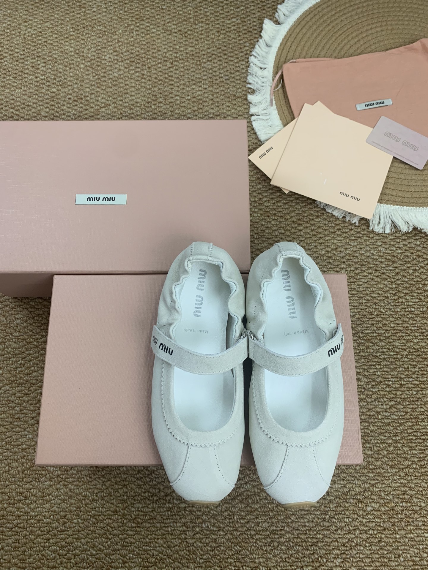 NO:415729,MiuMiu 25ss early spring show new Mary Jane ballet shoes top version one by one one, one by one, the official spring and summer show new style, fashionable and versatile, it can be salty and sweet, and it does not polish your feet at all. Whether worn barefoot or with socks, it will reduce your age and be super invincible and versatile!  Custom imported high mercerized beef velvet inner foot pad sheepskin original sole Size35-39 (customized for 40.41), Mary Jane, miumiu, mary jane, sheepskin, socks19860909MiuMiu 缪缪 25ss早春走秀新款玛丽珍芭蕾舞鞋 顶级版本 一一一一一一一一一 官方春夏走秀新款,时髦百搭 即可咸又可甜,一点也不磨脚 无论光脚穿还是搭配袜子穿都超级减龄 超级无敌百搭！ 鞋面定制进口高丝光牛反绒 内里垫脚羊皮 鞋底原版橡胶大底 Size35-39（40.41订做）,玛丽珍,miumiu,mary jane,sheepskin,socks,Women's Shoes