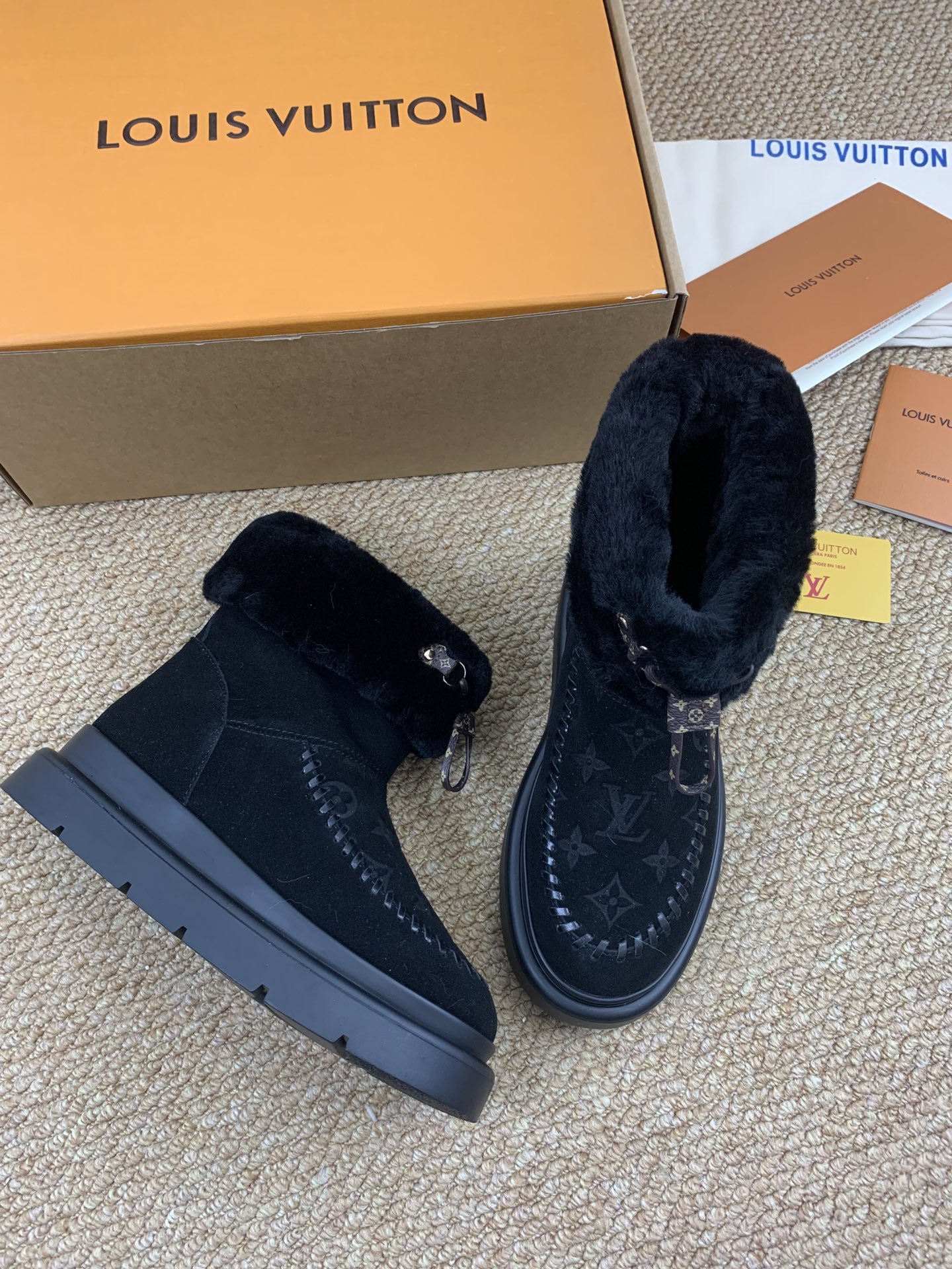 Louis Vuitton 秋冬新款毛绒短靴 厚底一脚蹬デザイン