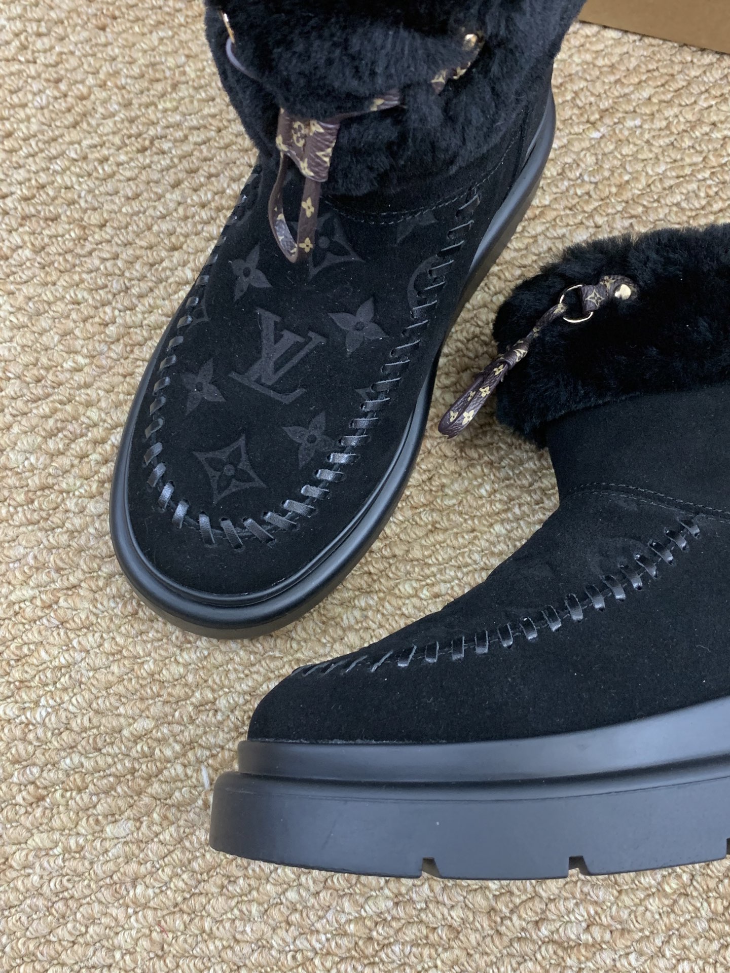 Louis Vuitton 秋冬新款毛绒短靴 厚底一脚蹬デザイン