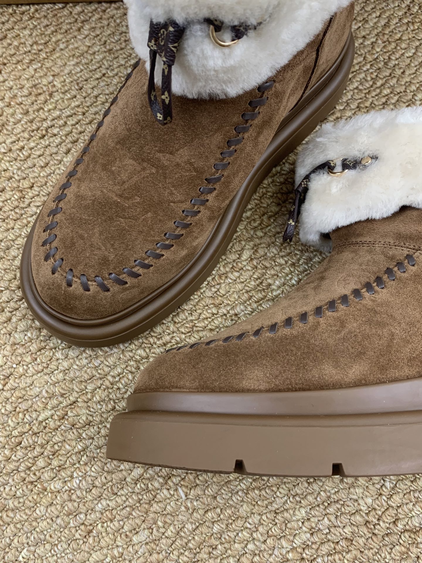 Louis Vuitton 秋冬新款毛绒短靴 厚底一脚蹬デザイン