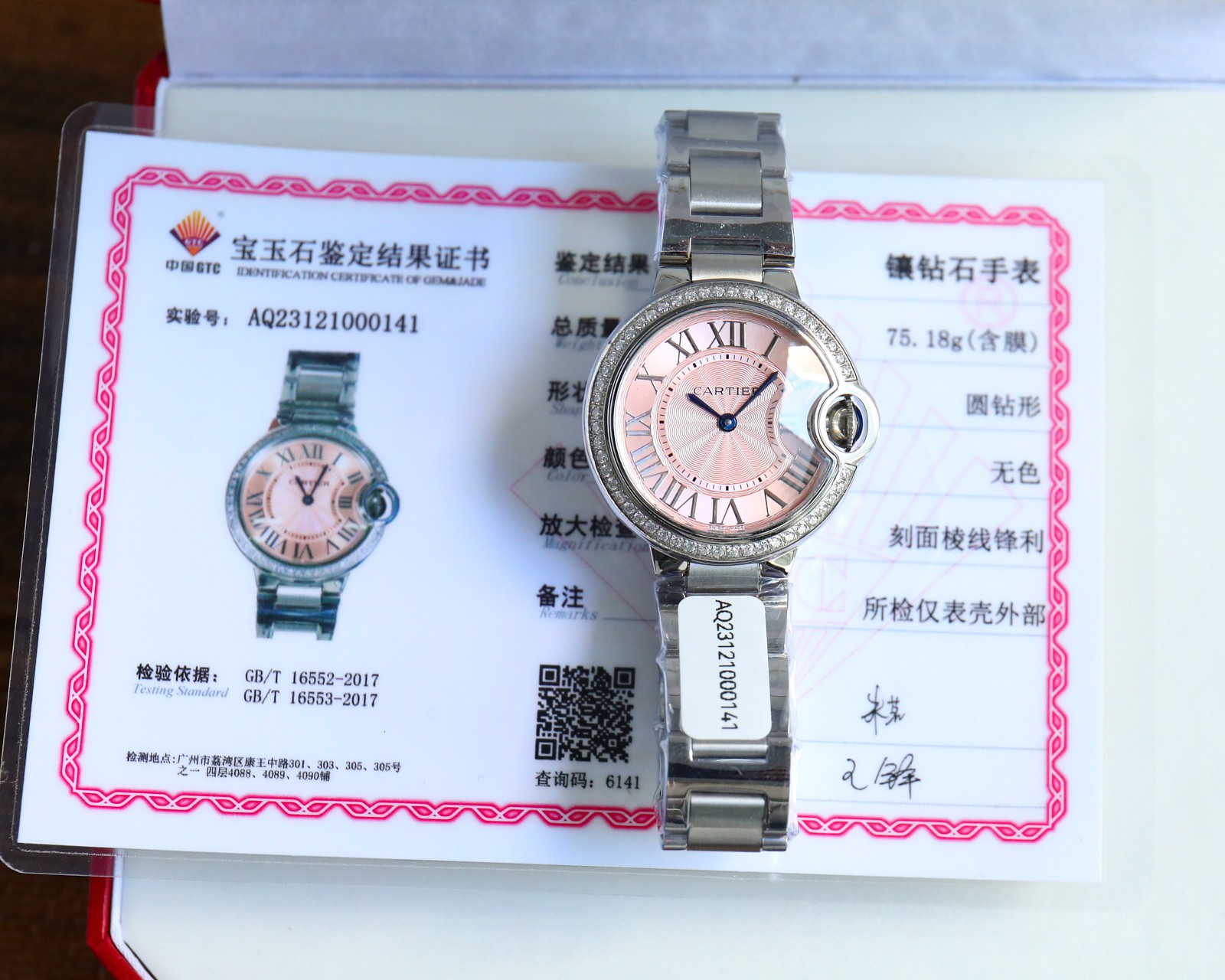 NO:143110,Batch. New 33 diamond watch!  Another big attack!  Cartier real diamond blue balloons in Europe. At the end of the year, many OEMs abroad will release this very expensive watch. They are also quartz movements, 33mm dials, and 50 vs. 1.5 real diamonds inlaid!  Each has a certificate issued by a national institution to ensure that each piece is a real diamond with detailed parameters, far from comparable to those fake certificates in the market. The inspection number of each certificate is unique, one by one, and there is no duplication. The official website of the agency can check it!  It’s worth buying diamonds at this price, let alone buying a watch brand, giving gifts is absolutely amazing!  The speed is needed!  , cartier19860909批.新款33钻表！又一重磅来袭！卡地亚真钻蓝气球欧洲渠道,每到年底国外很多代工都会流点这种很贵的表出来,同属石英机芯,33mm表盘,表壳镶嵌50颗vs1.5真钻！每只都有国家机构出具的证书,确保每一块都是真材实料真钻石,参数具体详尽,远非市场那些假证书可比,每一张证书的检测编号都是唯一编号,一一对应,绝无重复,机构官方网站可查阅！这个价格买钻石都值,更不要说买这个牌子的表,送礼是绝对赞到爆！要的速度了！,,cartier,Watch